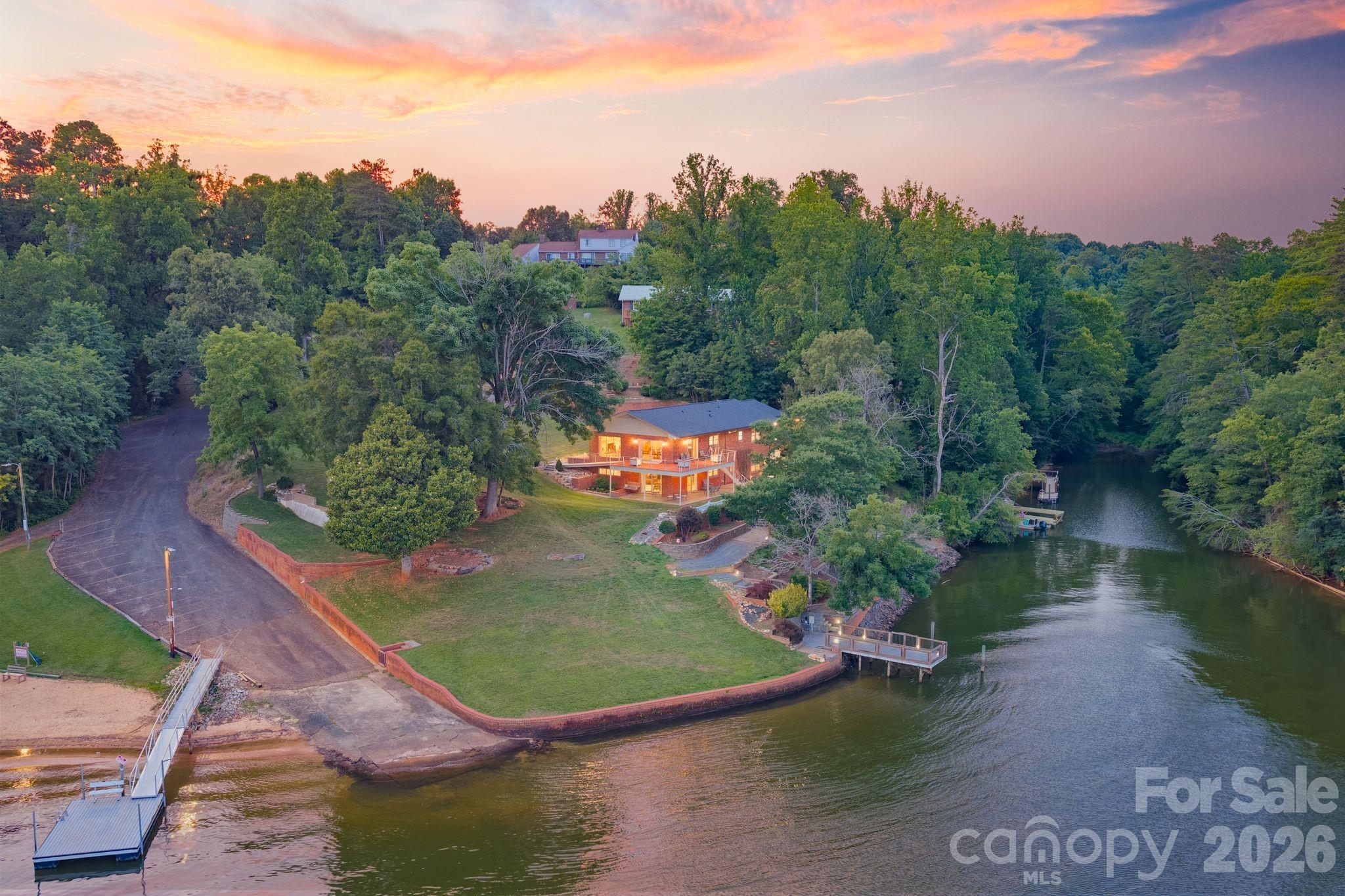 6296 Southlake Drive — Hickory