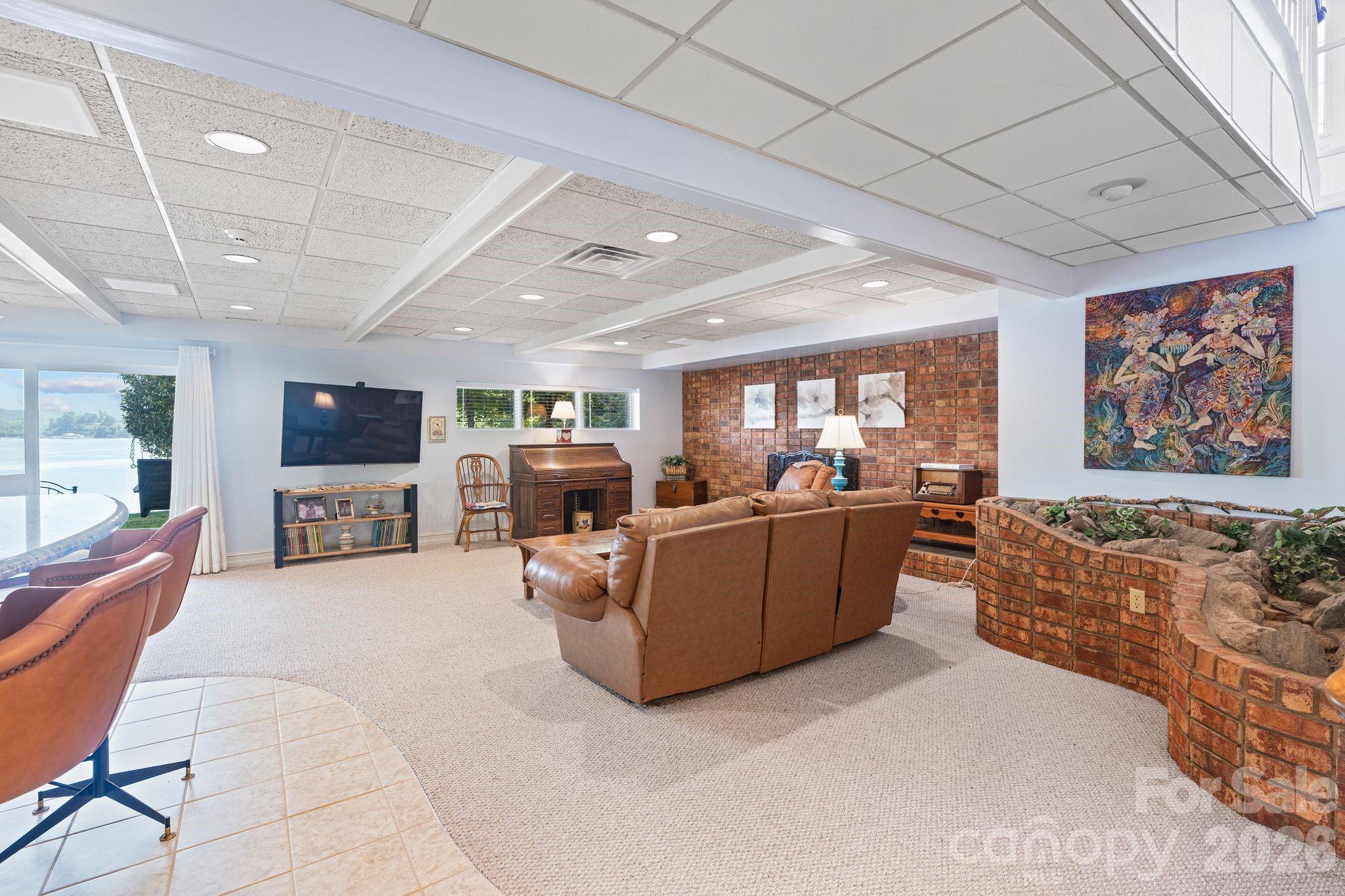 6296 Southlake Drive — Hickory