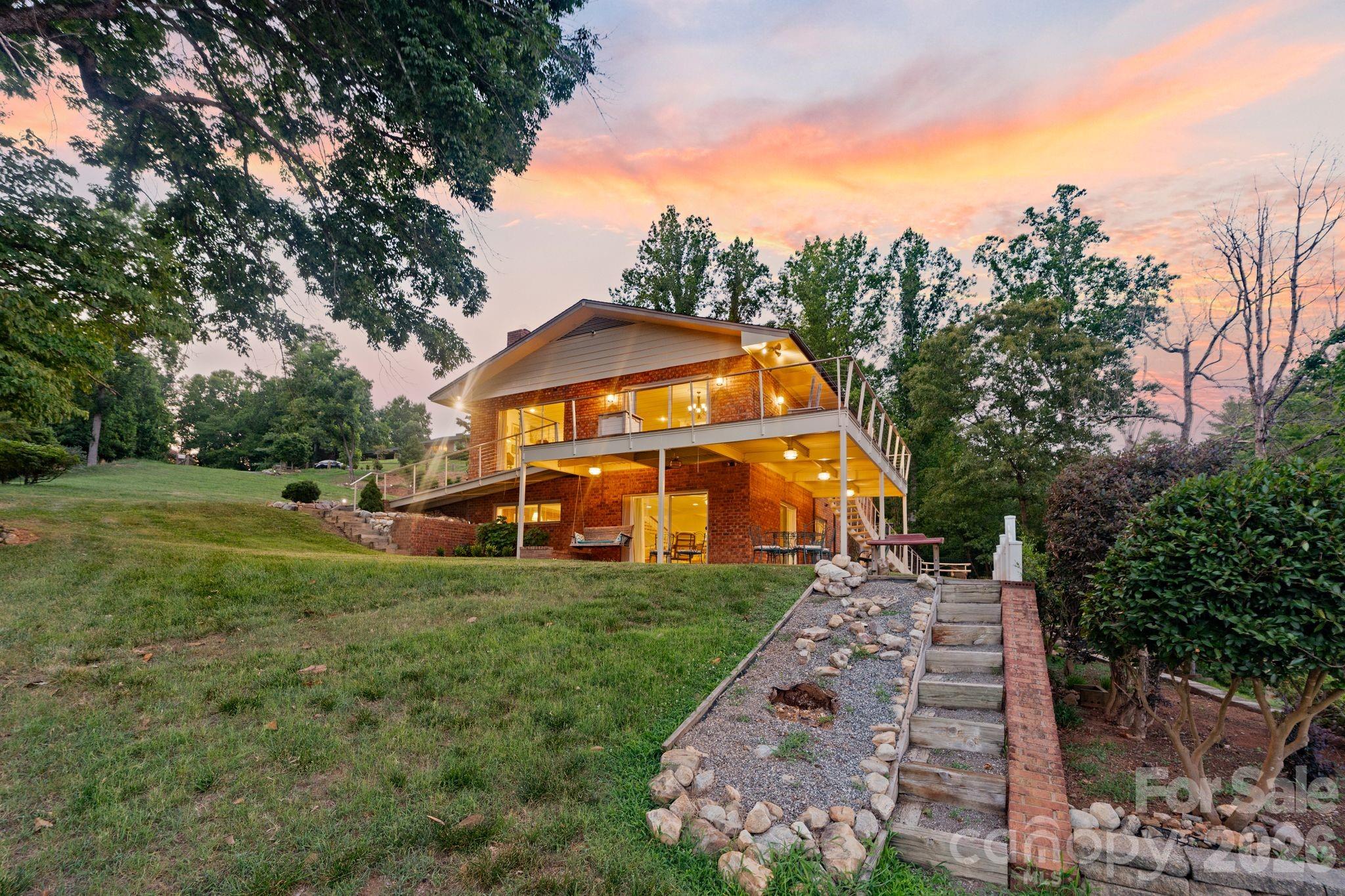 6296 Southlake Drive — Hickory
