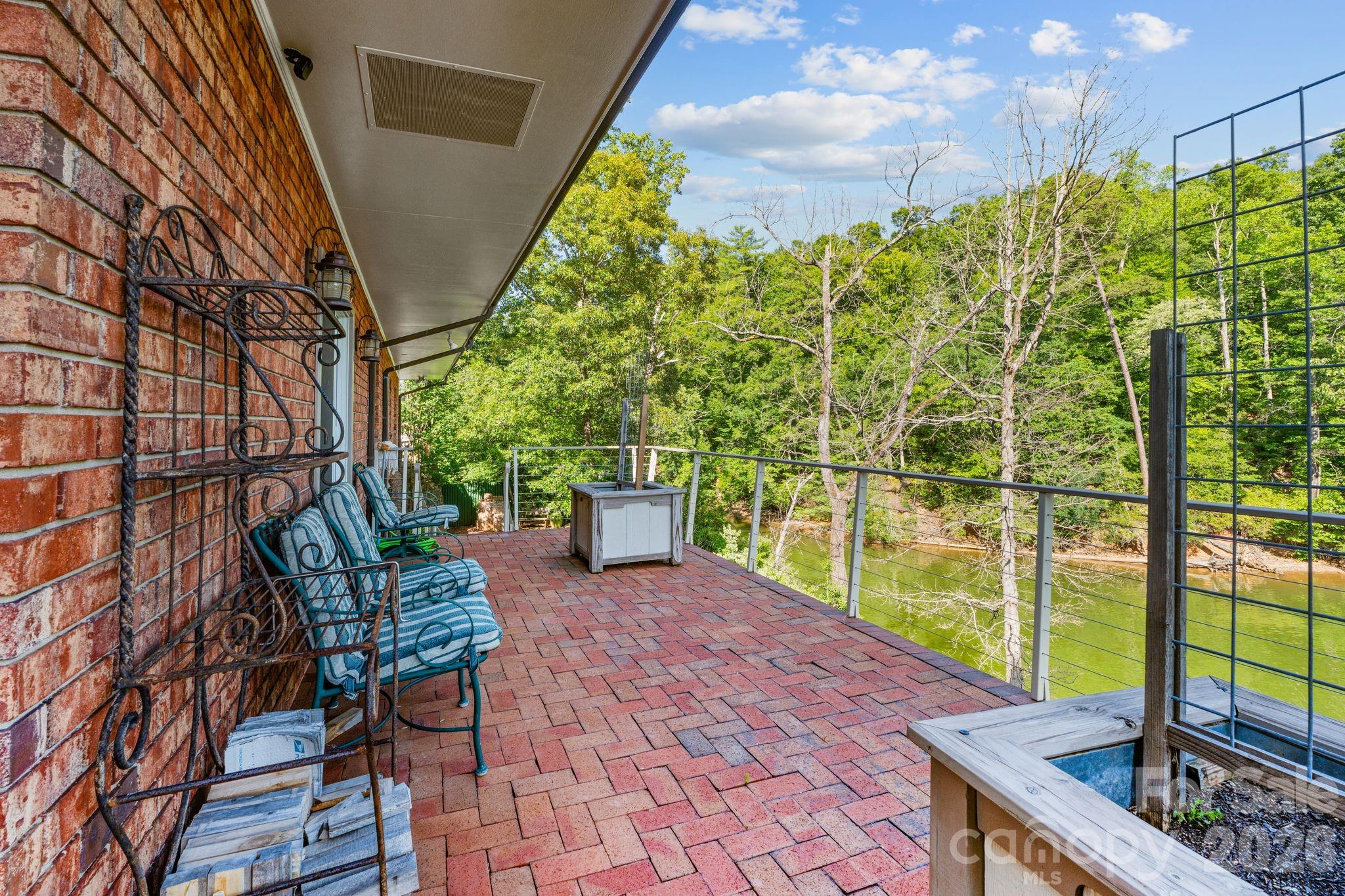 6296 Southlake Drive — Hickory