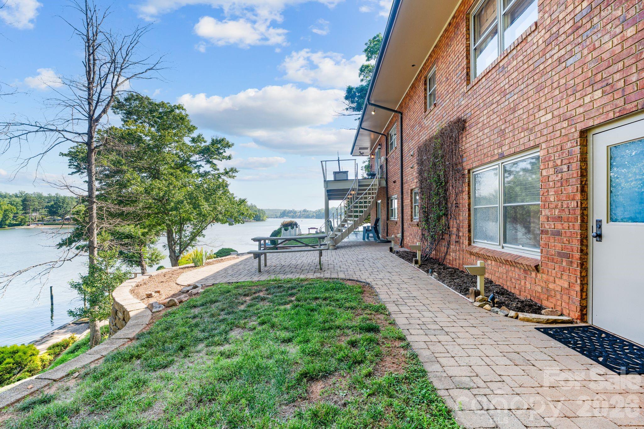 6296 Southlake Drive — Hickory