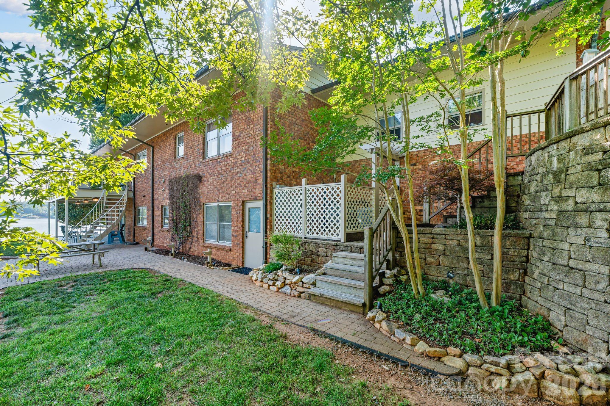 6296 Southlake Drive — Hickory