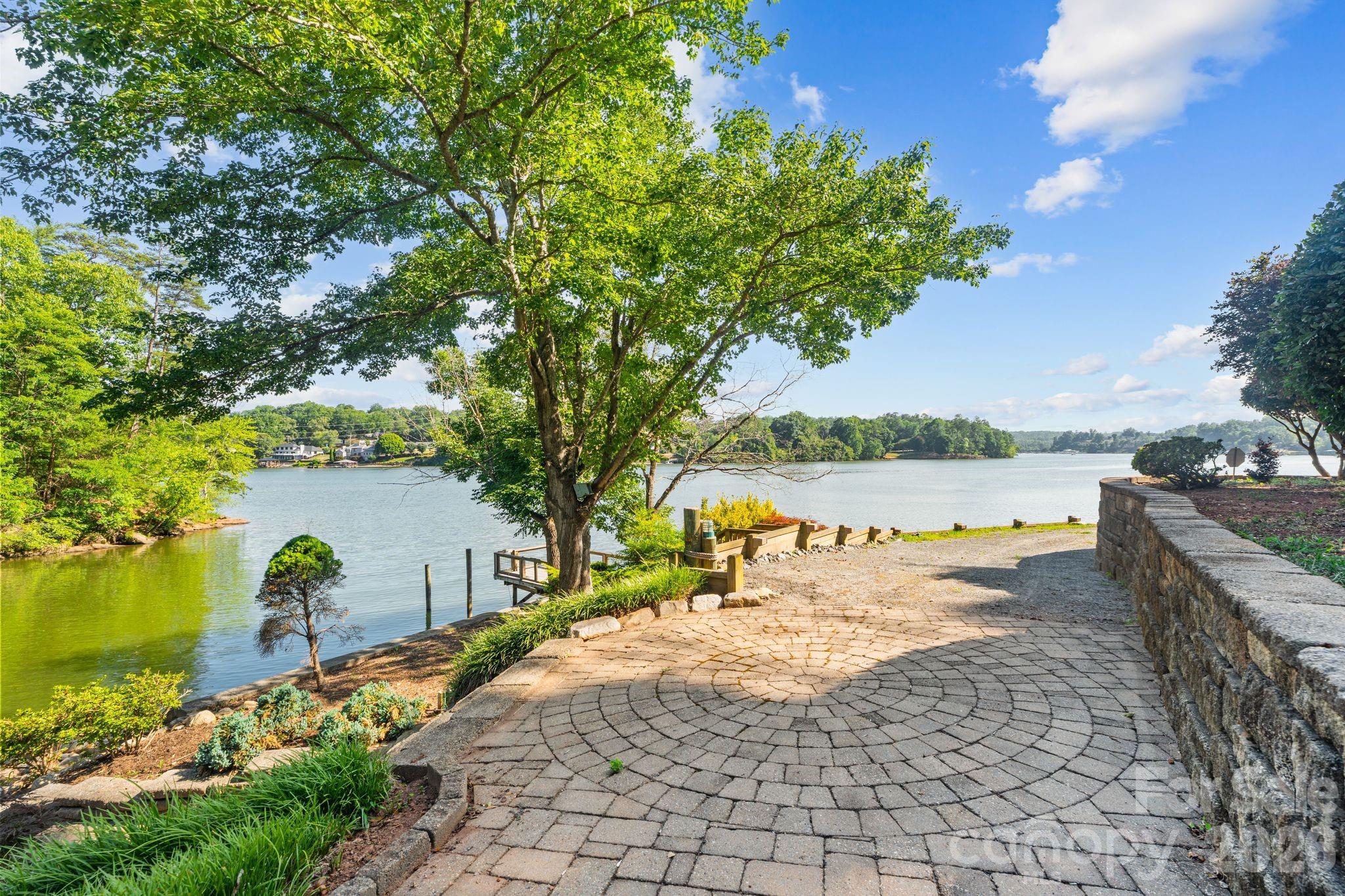 6296 Southlake Drive — Hickory