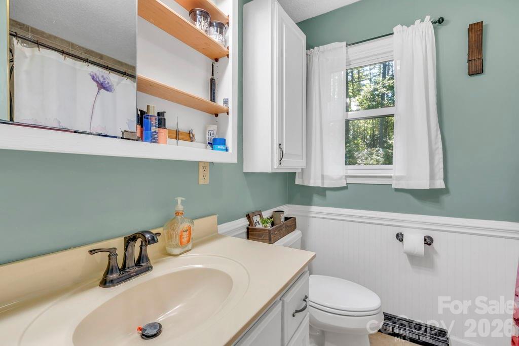 1199 Deer Park Lake Road — Spruce Pine
