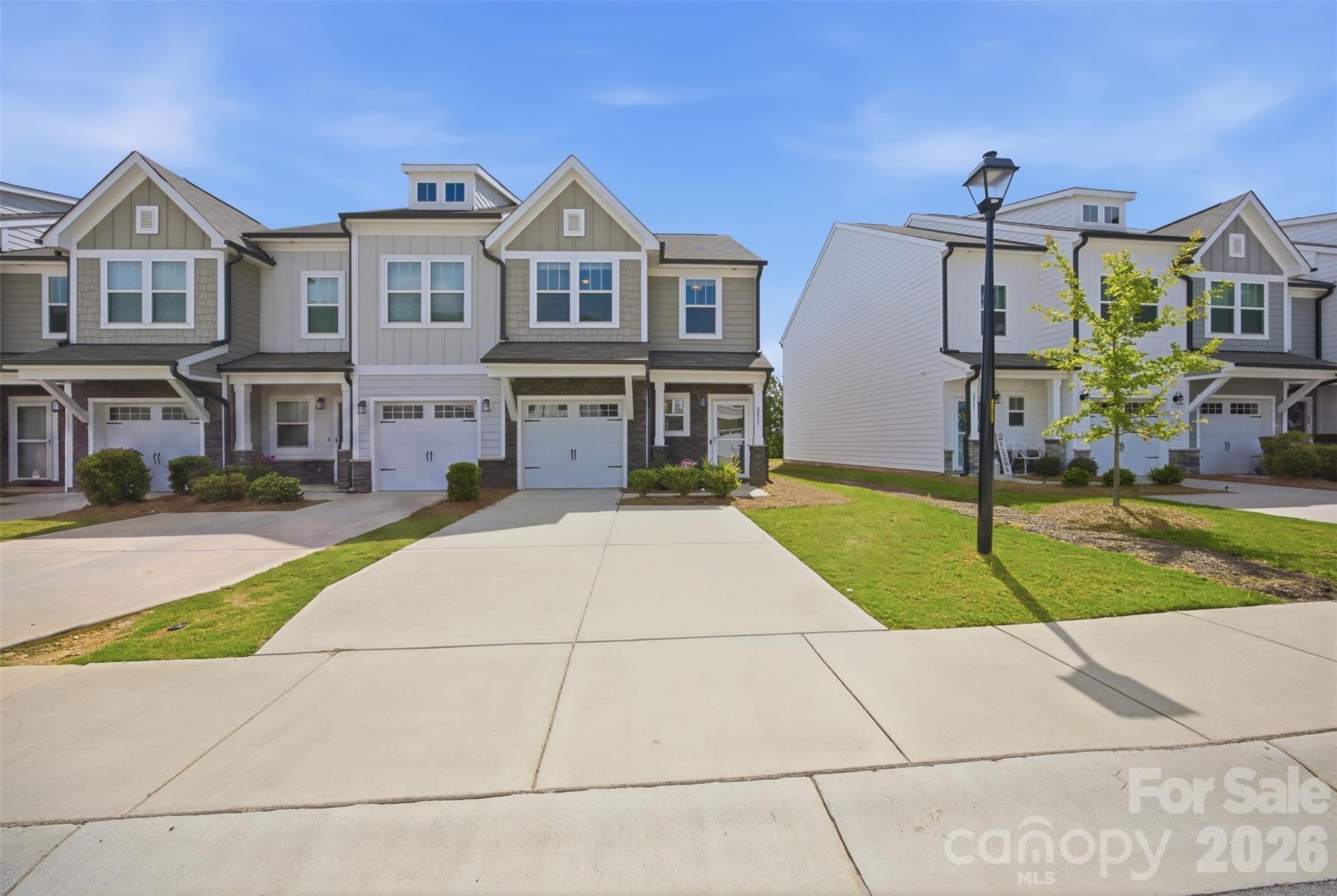 2037 Crooked Oak Lane — York