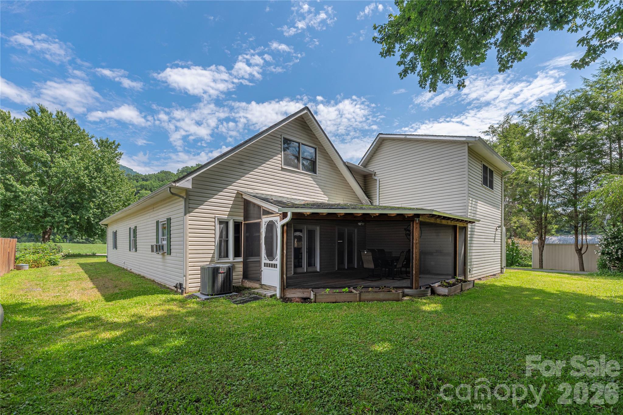 1075 Moody Farm Road — Maggie Valley