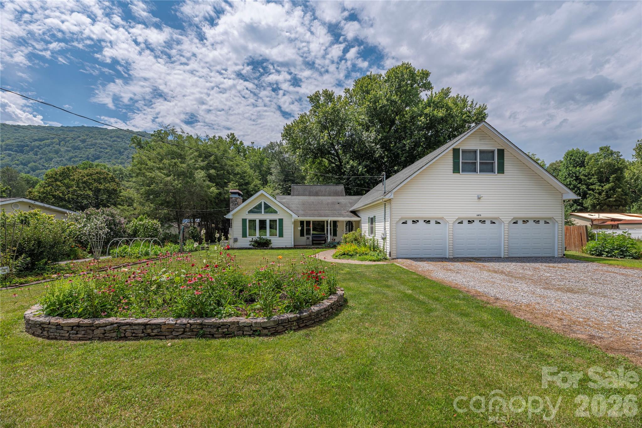 1075 Moody Farm Road — Maggie Valley