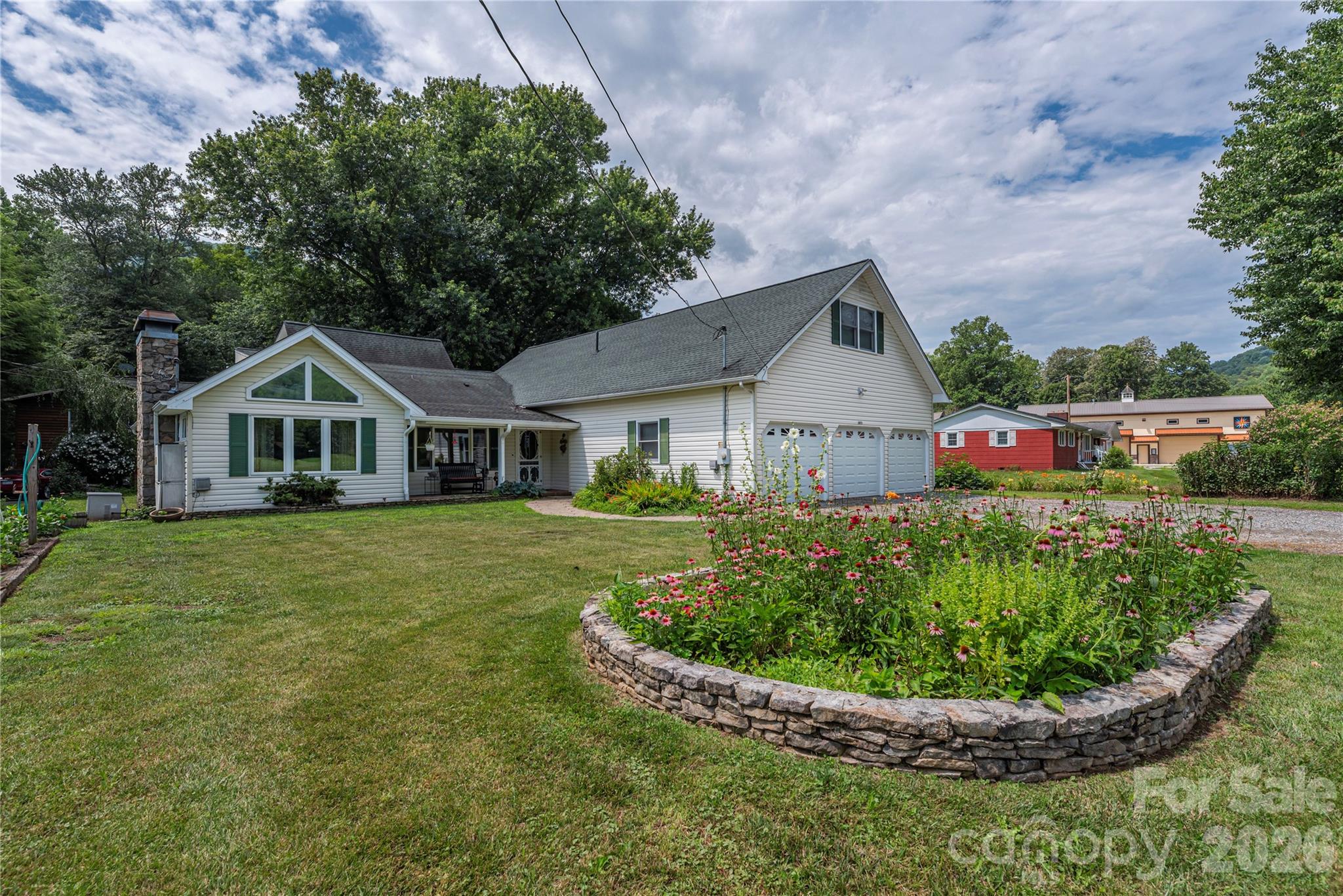 1075 Moody Farm Road — Maggie Valley