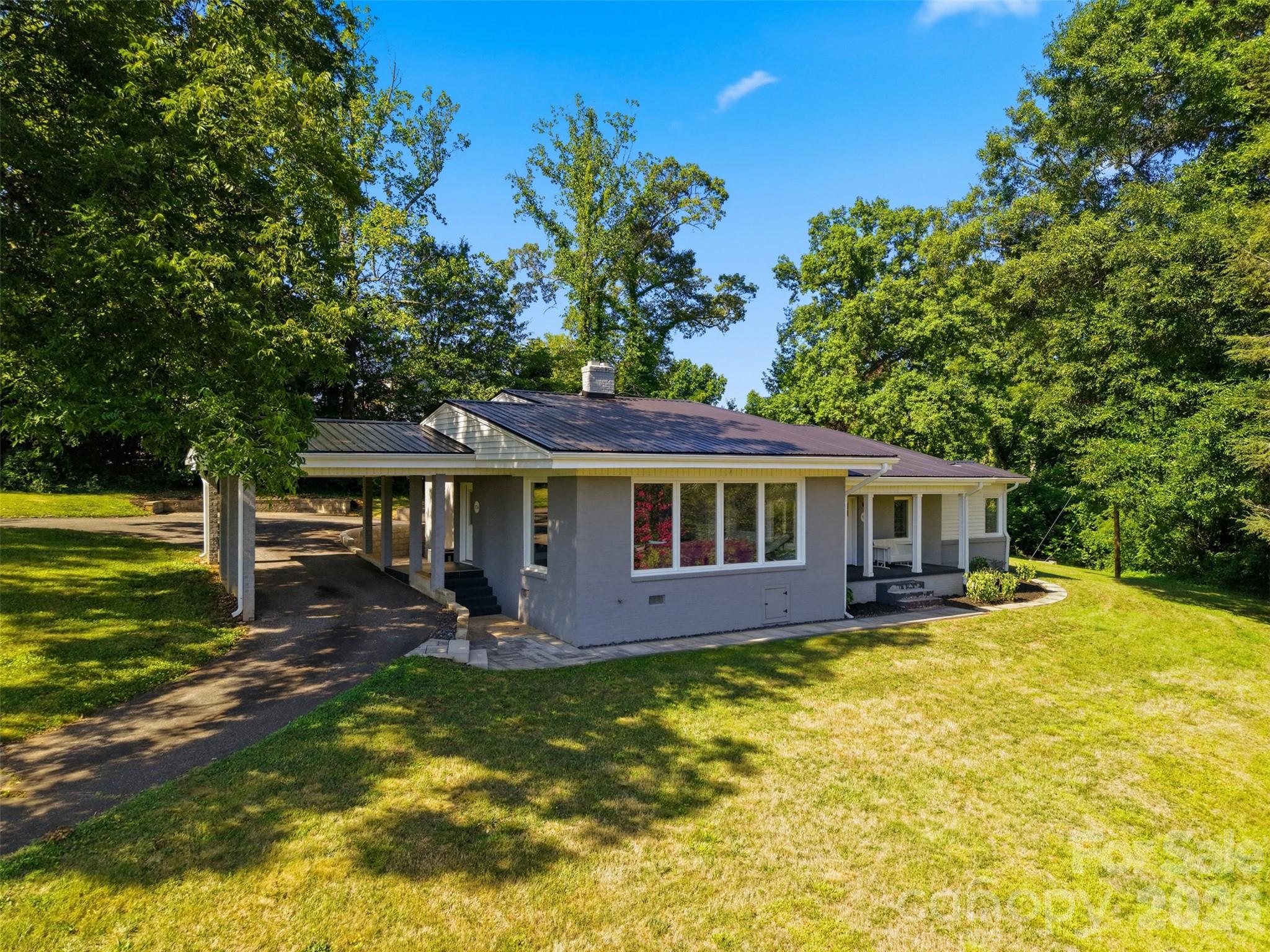 104 31st Avenue NE — Hickory