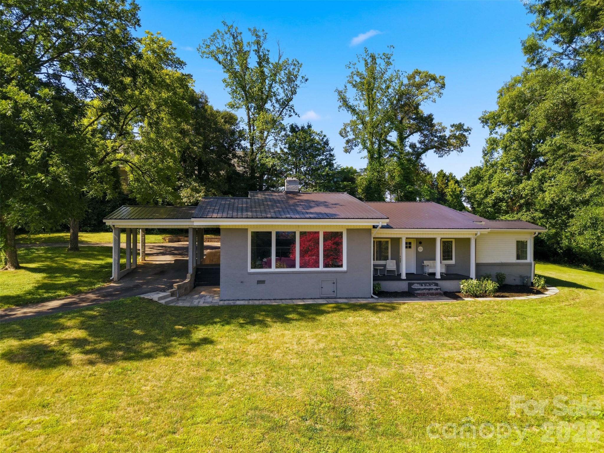 104 31st Avenue NE — Hickory