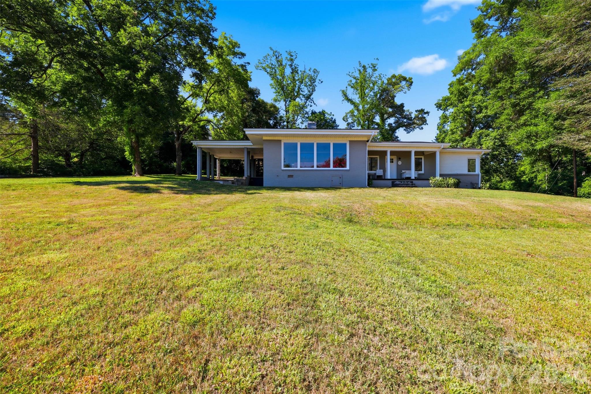 104 31st Avenue NE — Hickory