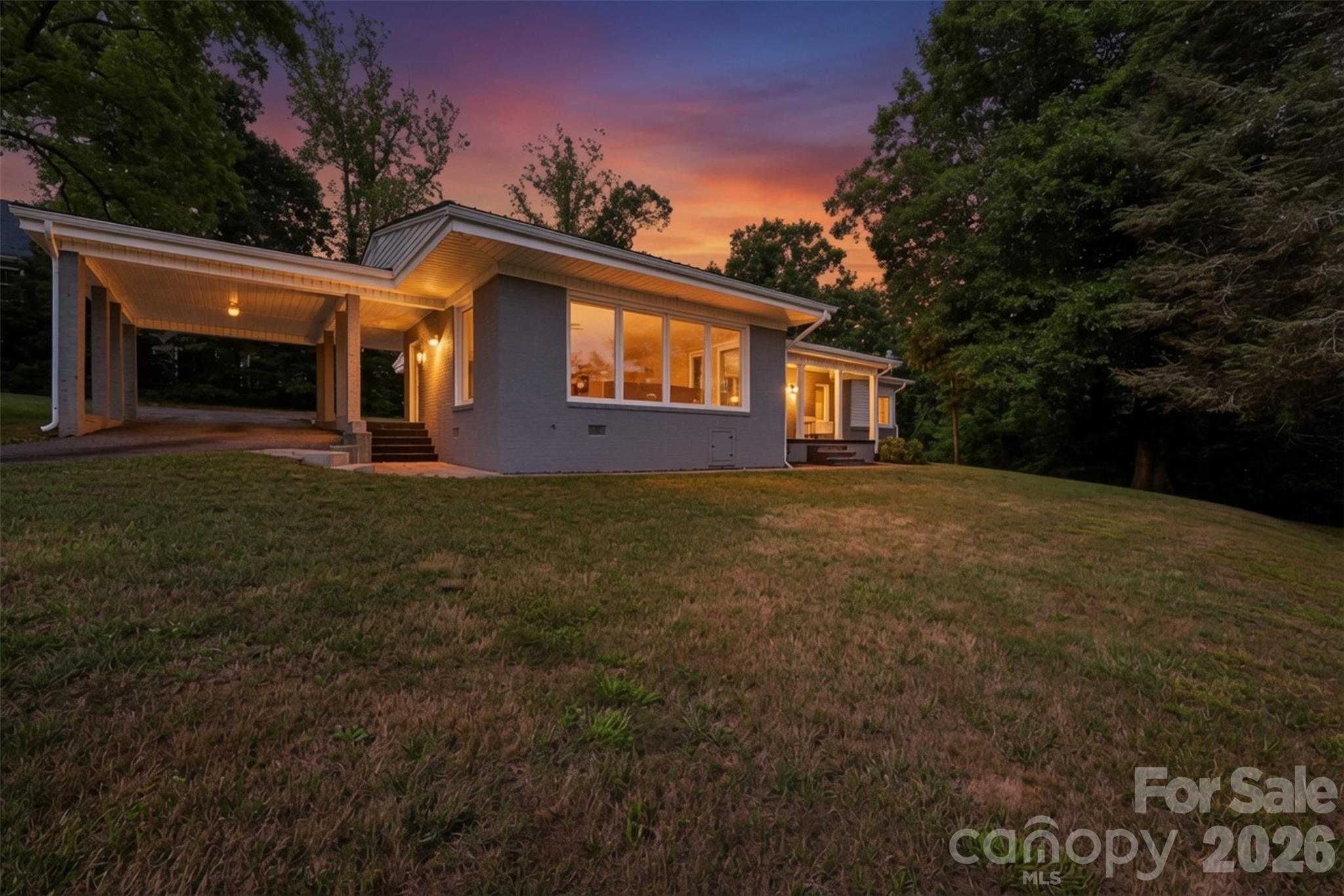 104 31st Avenue NE — Hickory