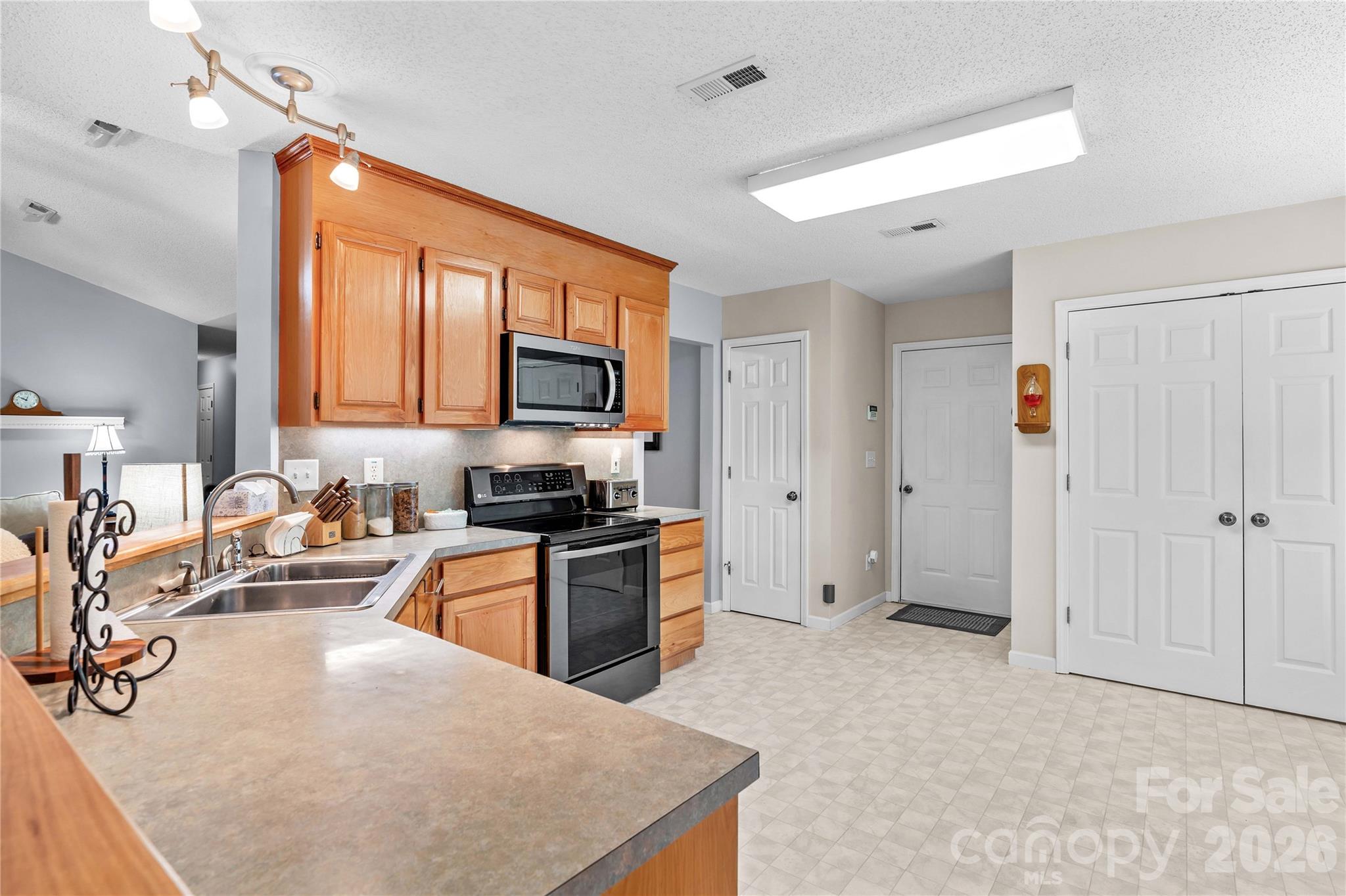 104 Parkers Grove Lane — Statesville
