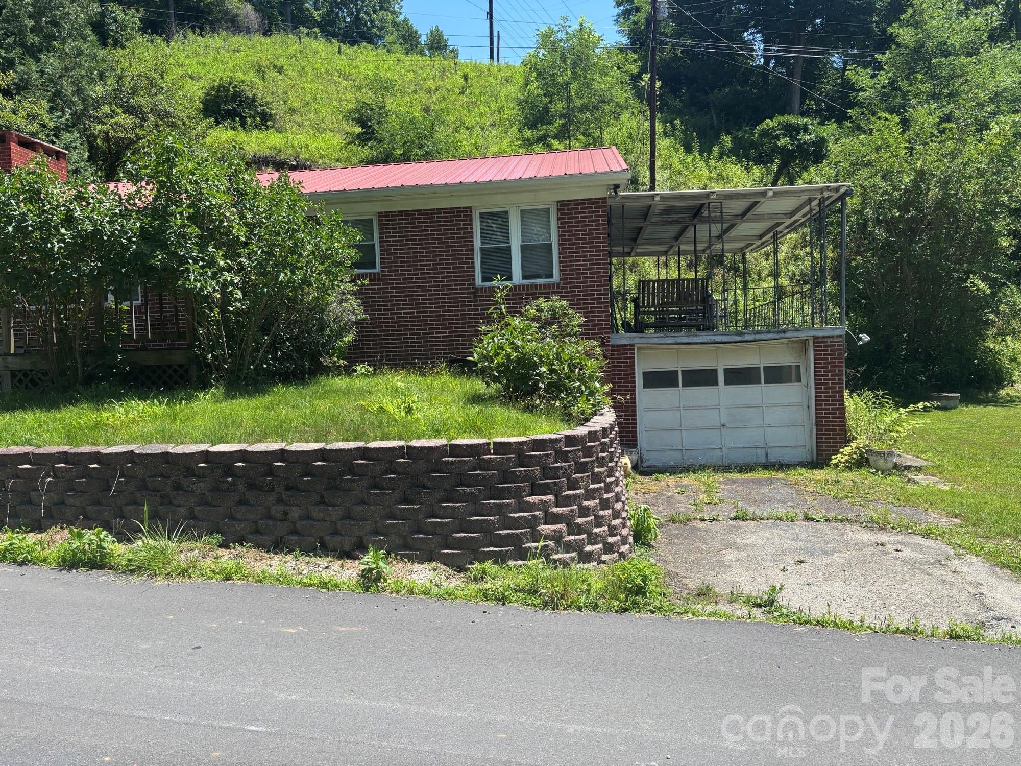 637 Toe Cane Road — Bakersville