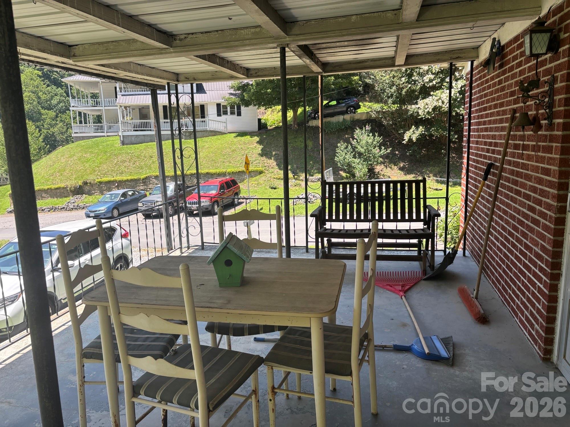 637 Toe Cane Road — Bakersville