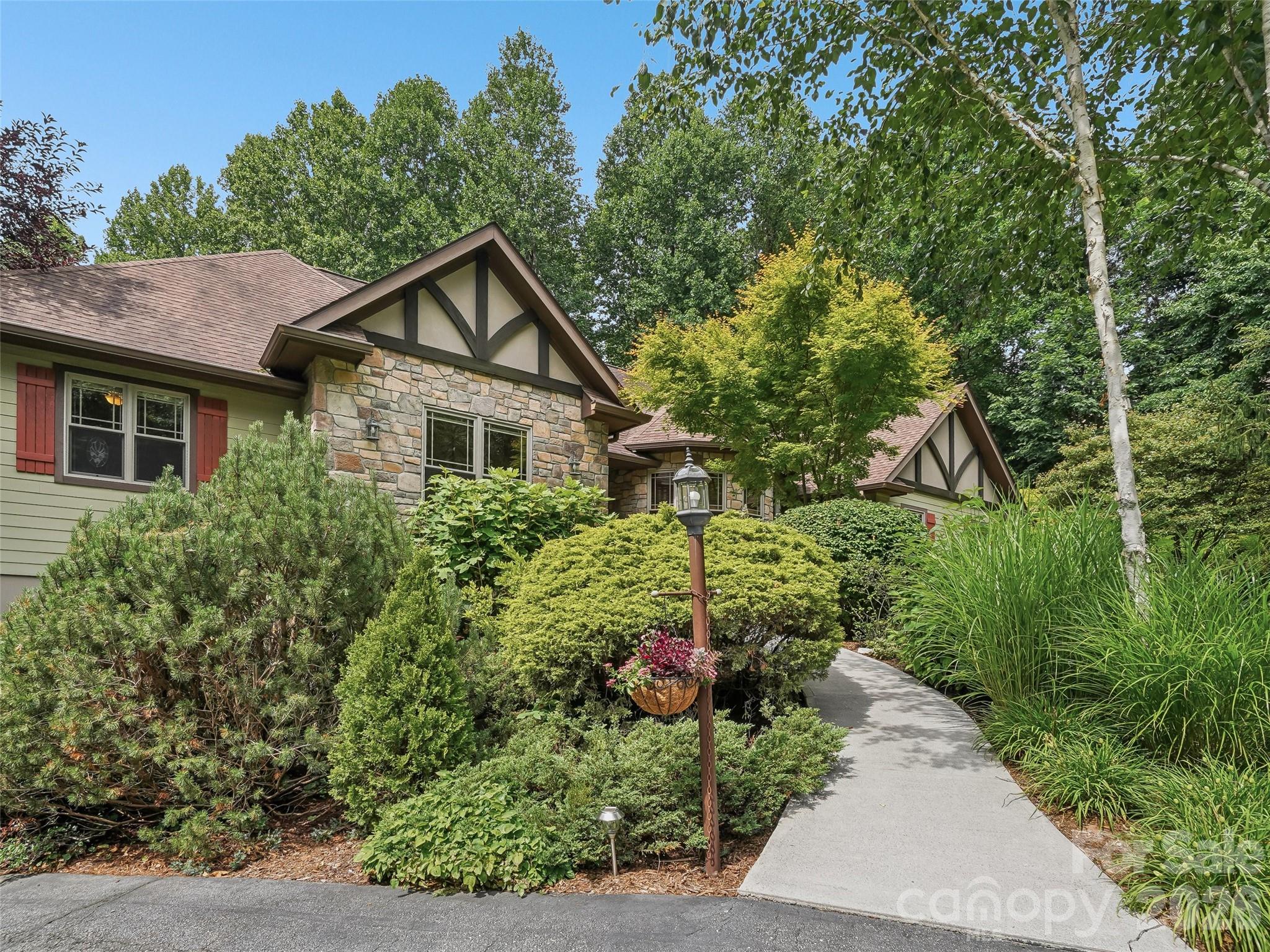 300 Pinnacle Peak Lane — Flat Rock