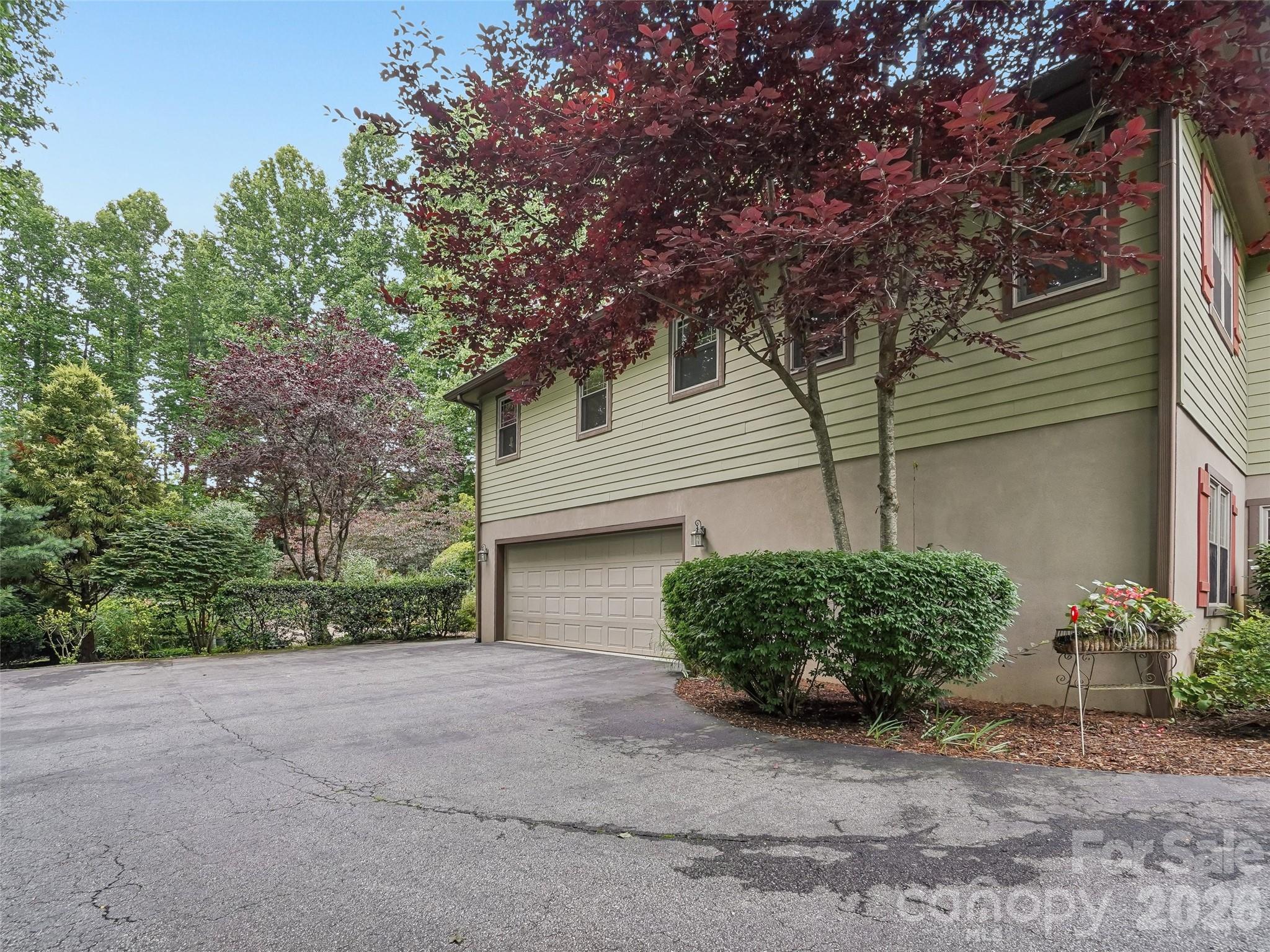300 Pinnacle Peak Lane — Flat Rock