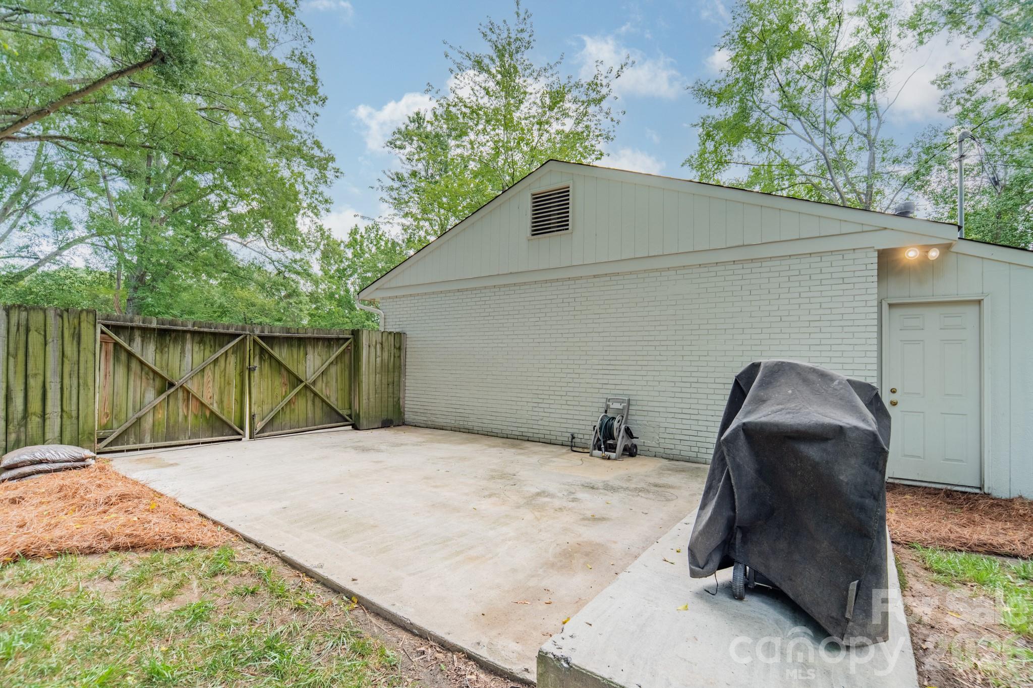 4865 Oglethorpe Place — Charlotte