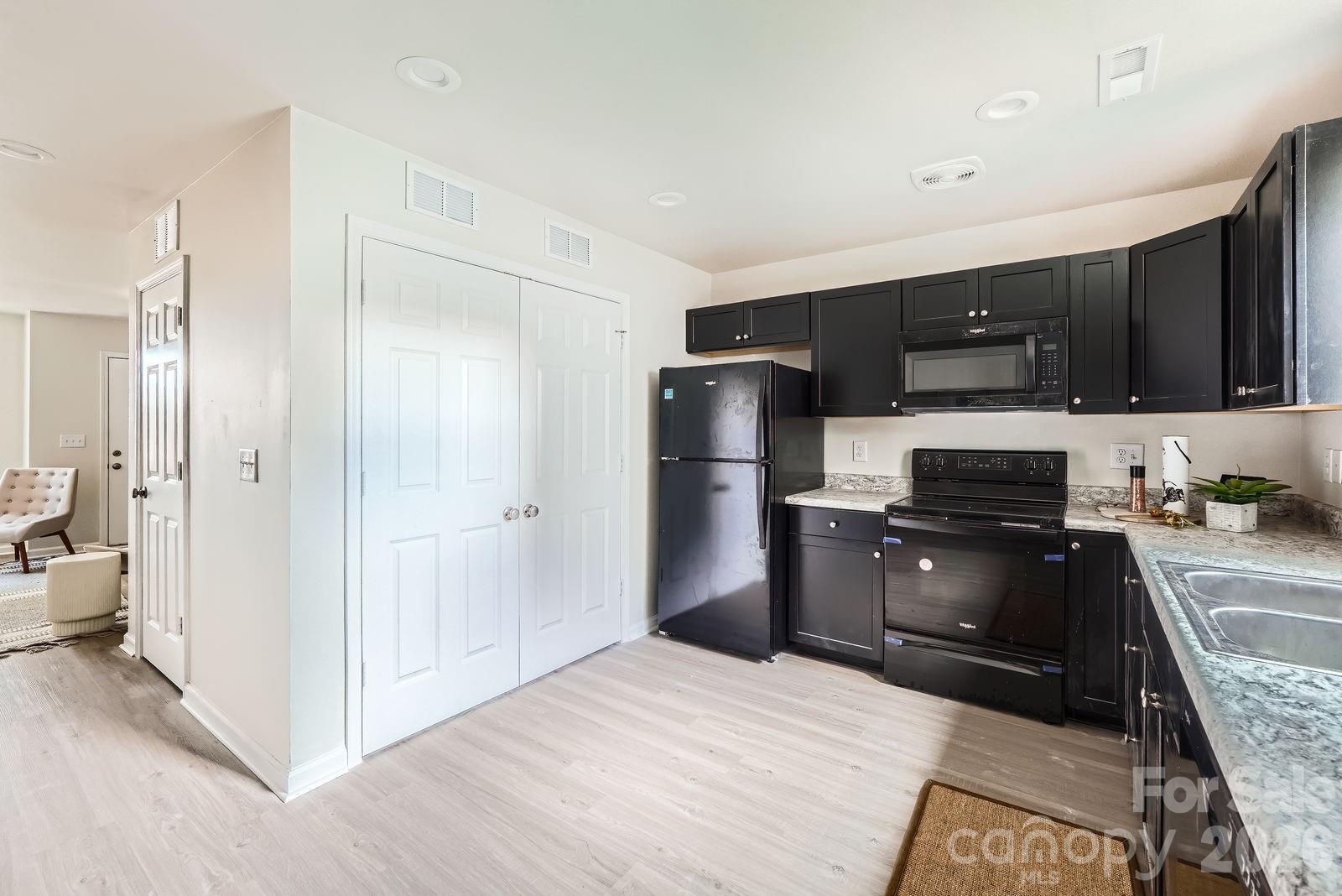 1614 Ct Brooks Circle — Charlotte