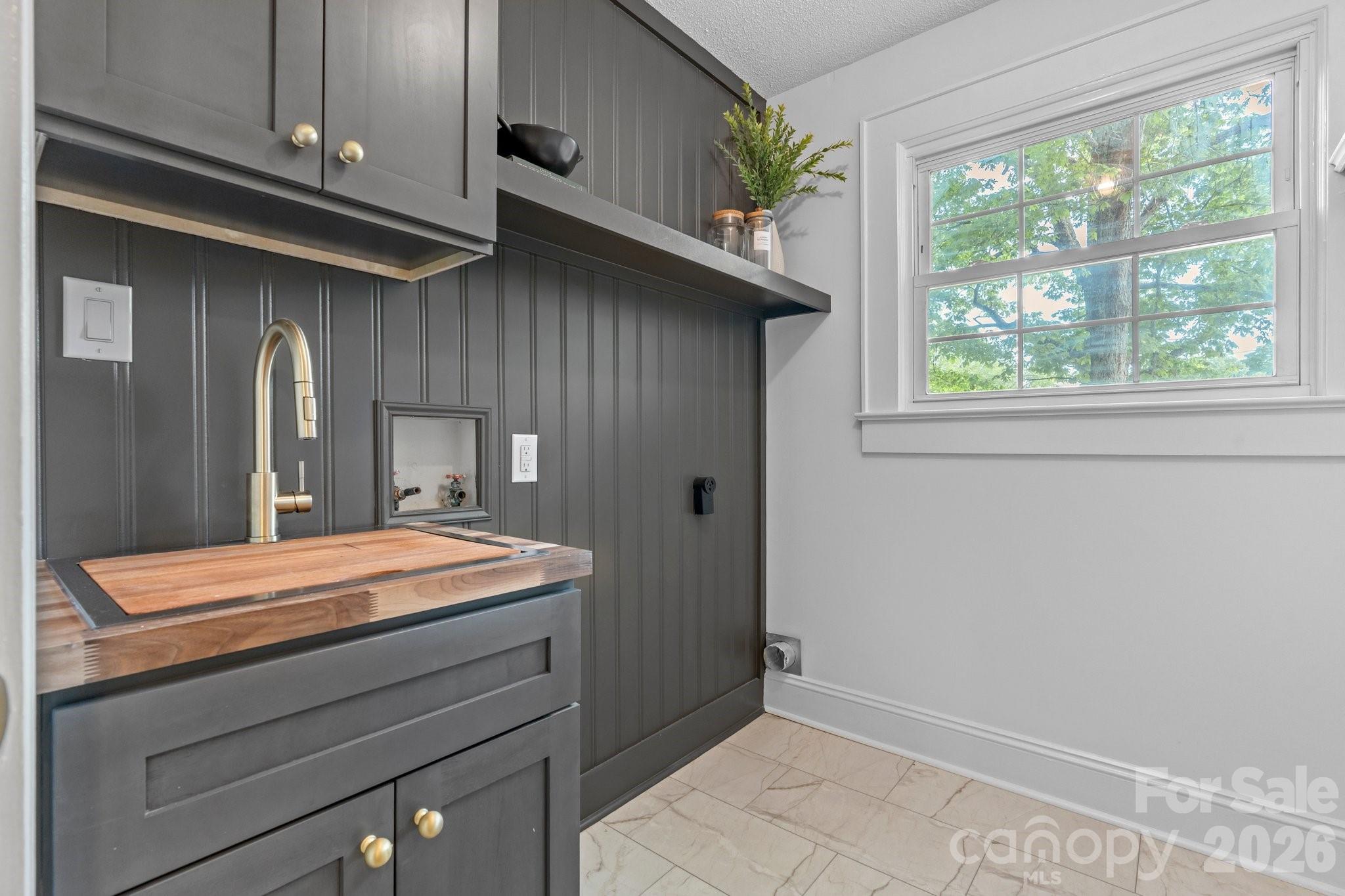 625 4th Street Drive NW — Hickory