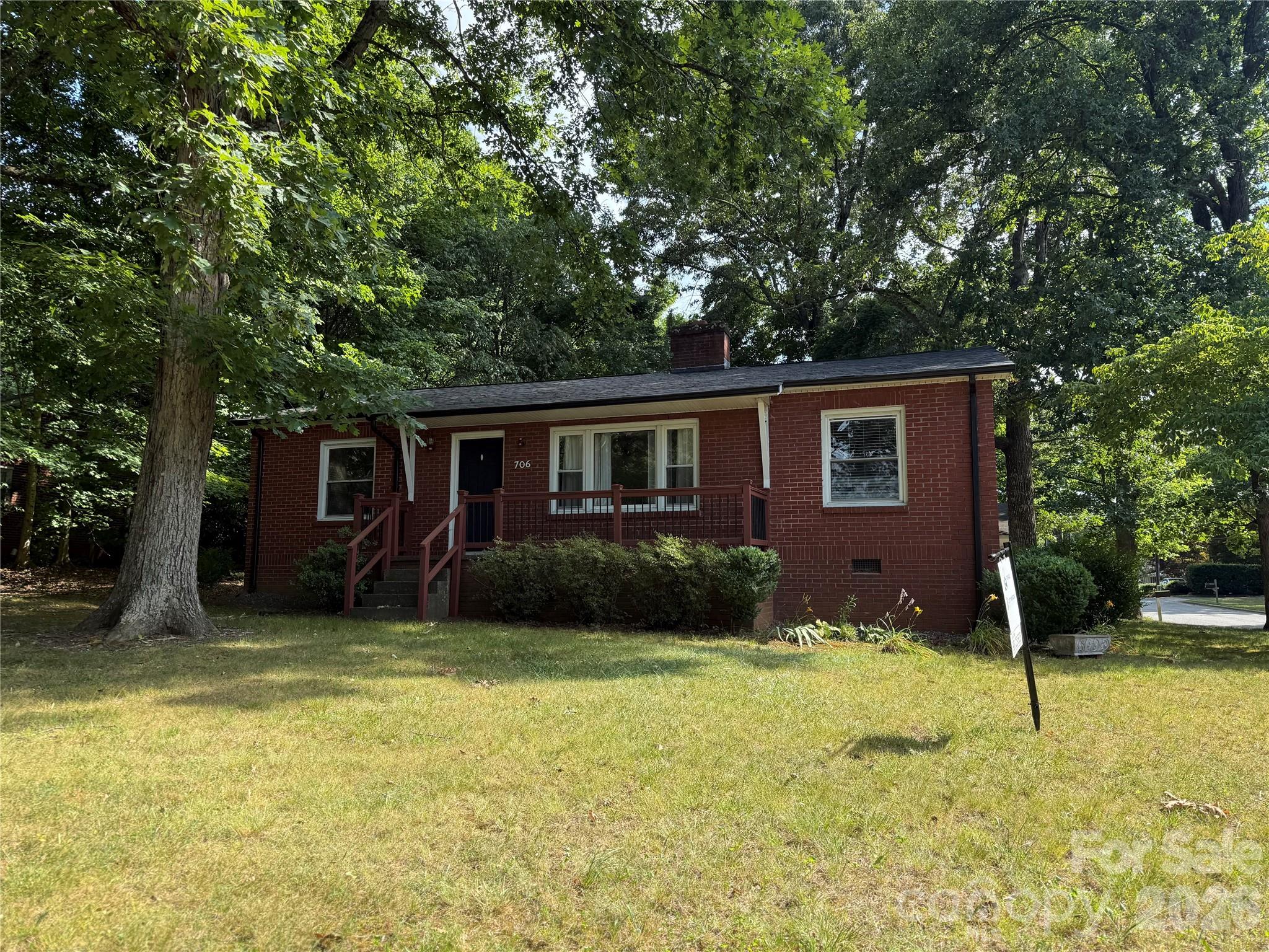 706 12th Avenue NE — Hickory