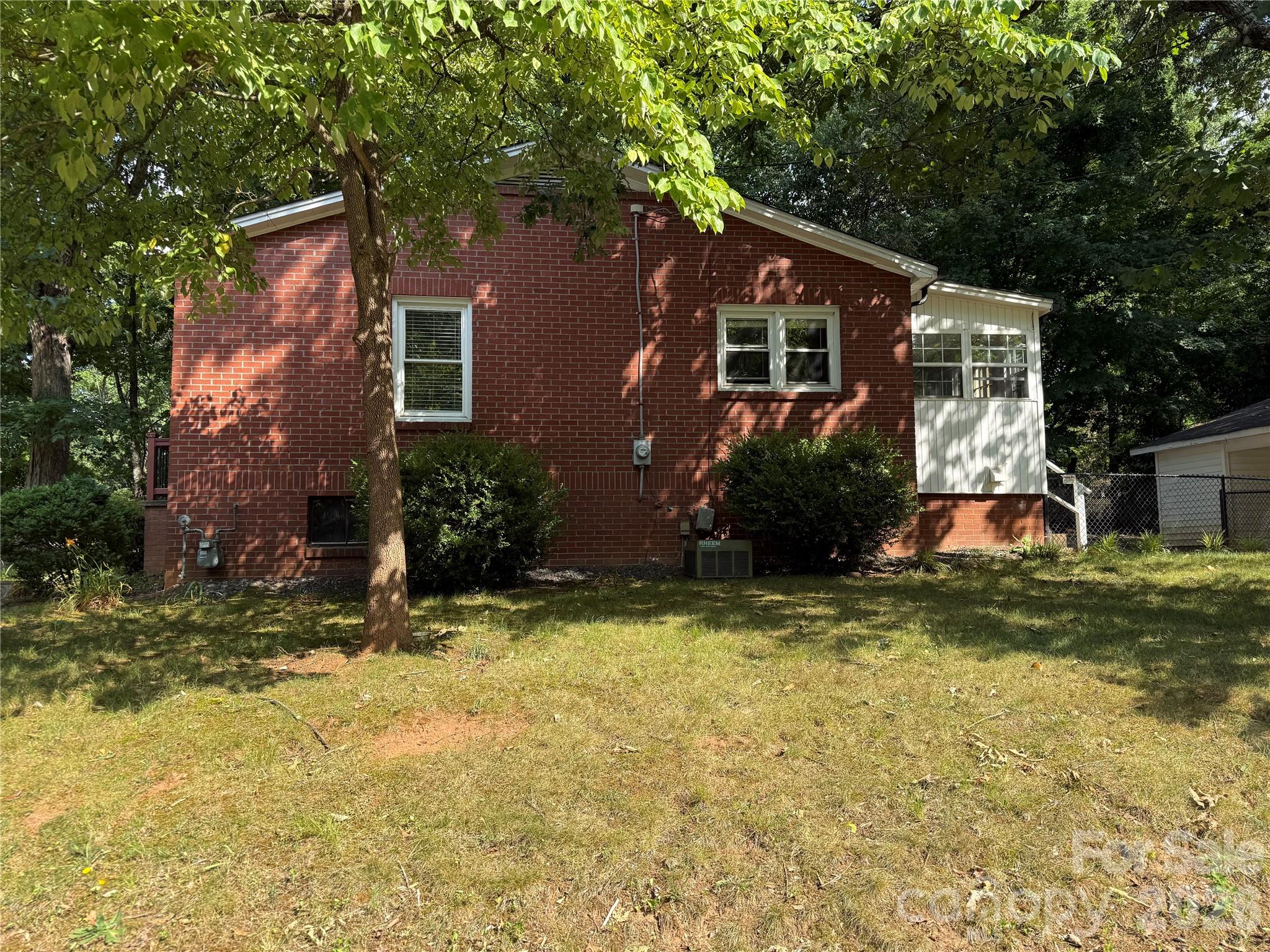706 12th Avenue NE — Hickory