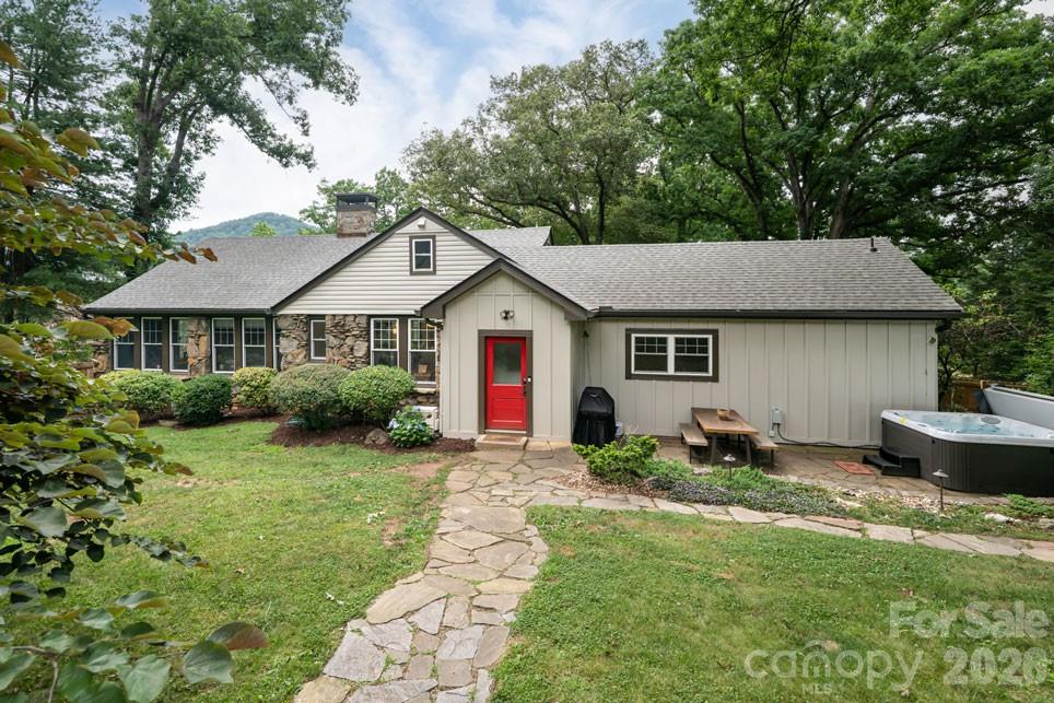 25 Mineral Springs Road — Asheville
