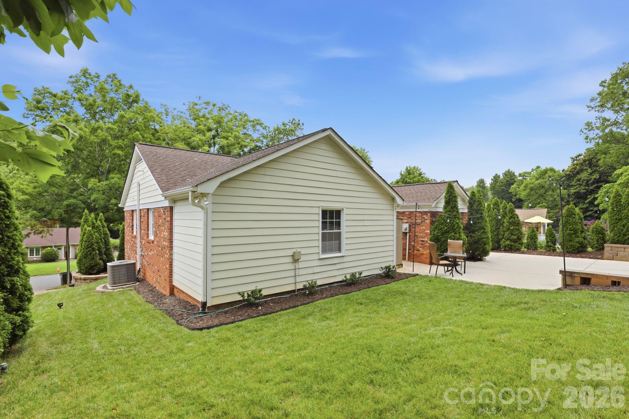 4927 Farm Pond Lane — Charlotte