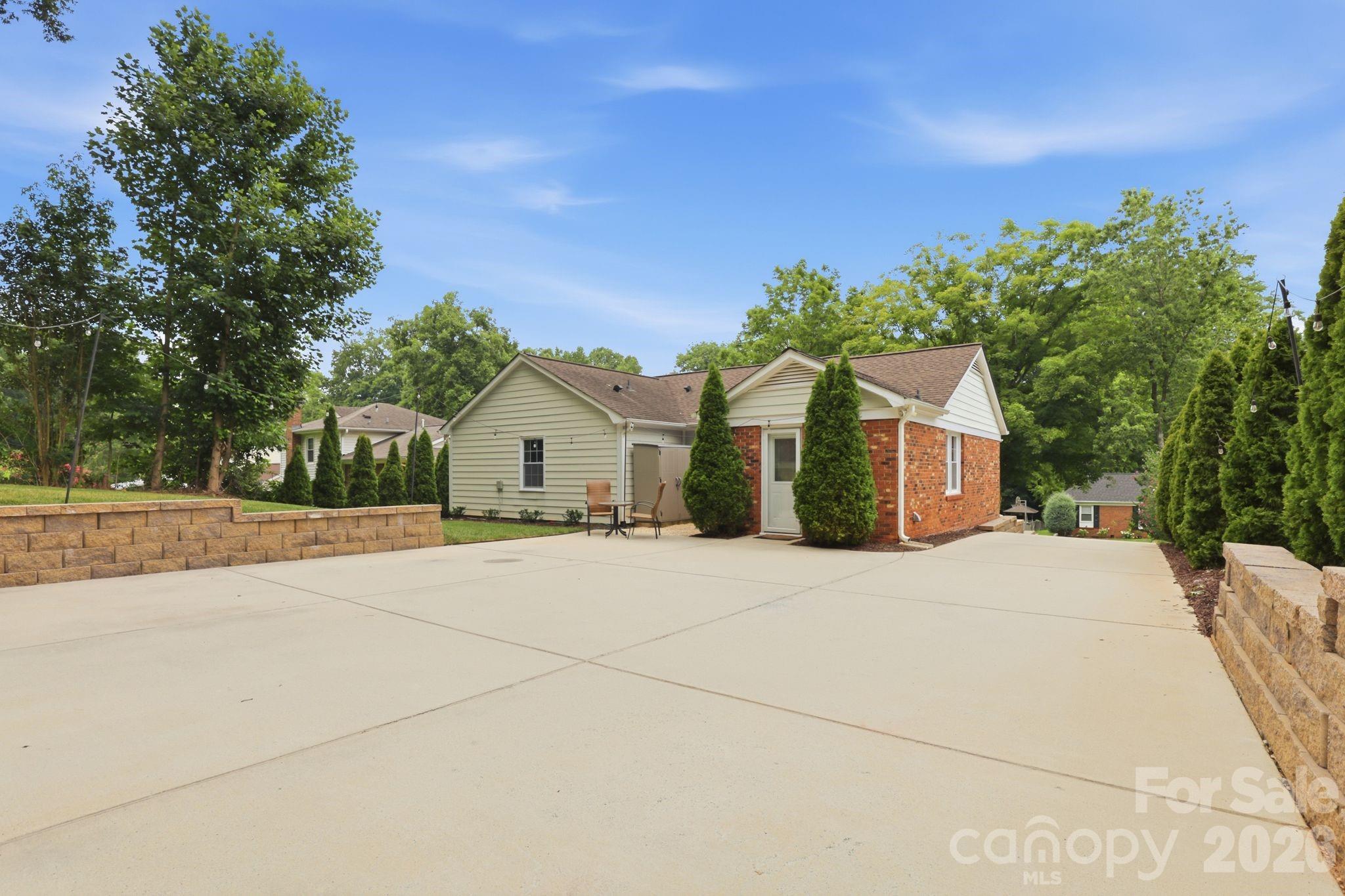 4927 Farm Pond Lane — Charlotte