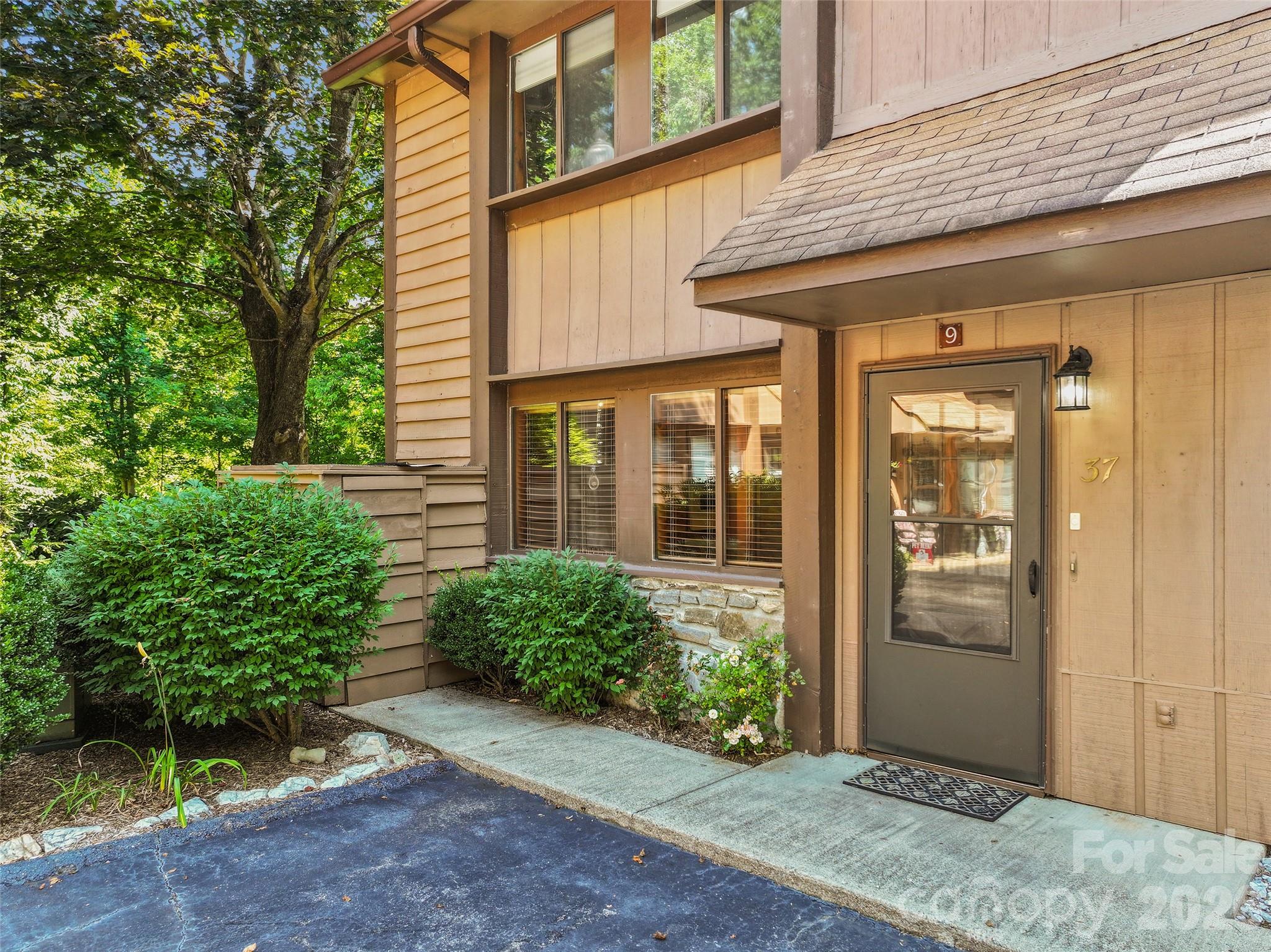 37 George Circle — Maggie Valley