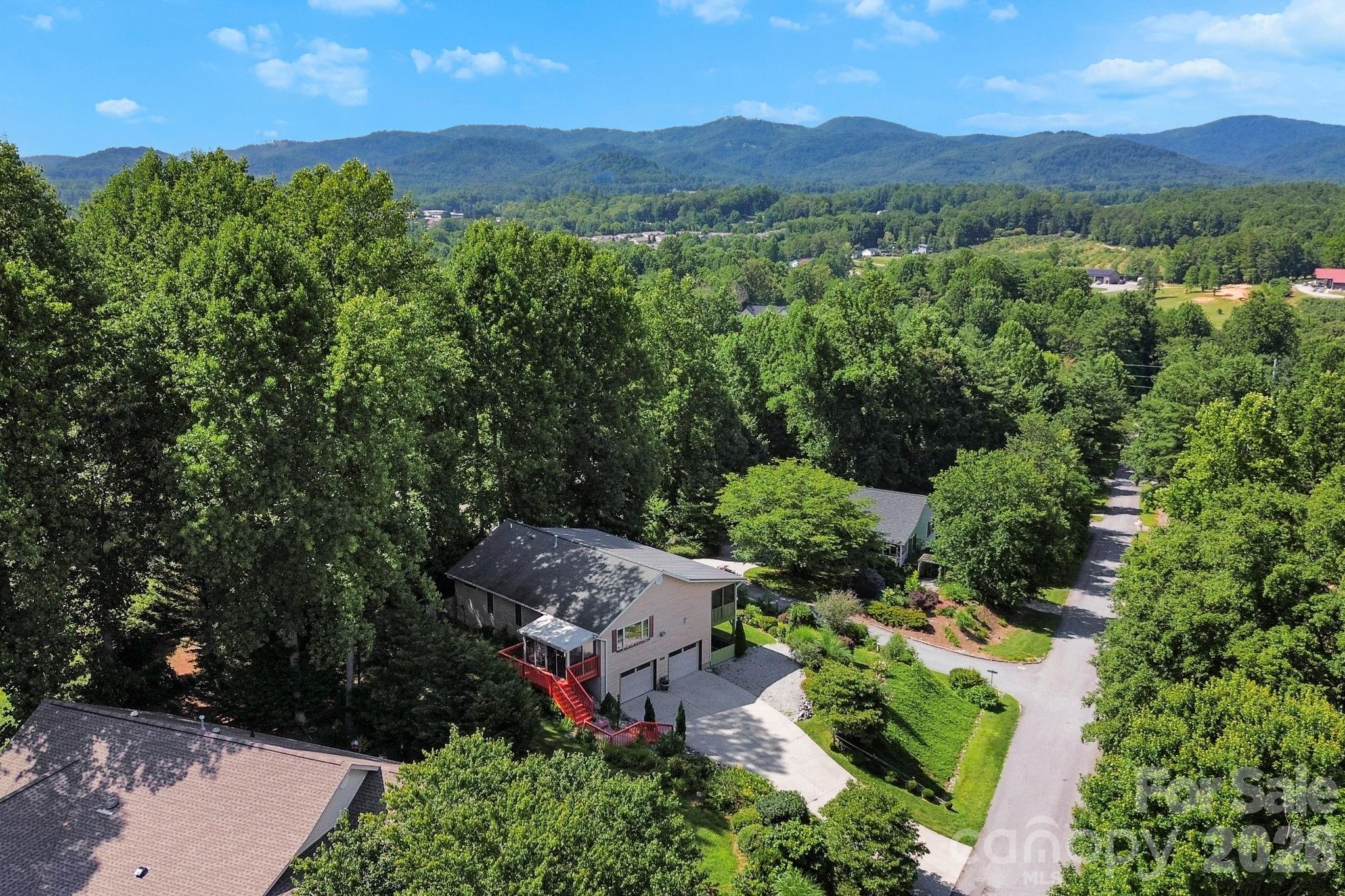 81 Chestnut Lane — Hendersonville