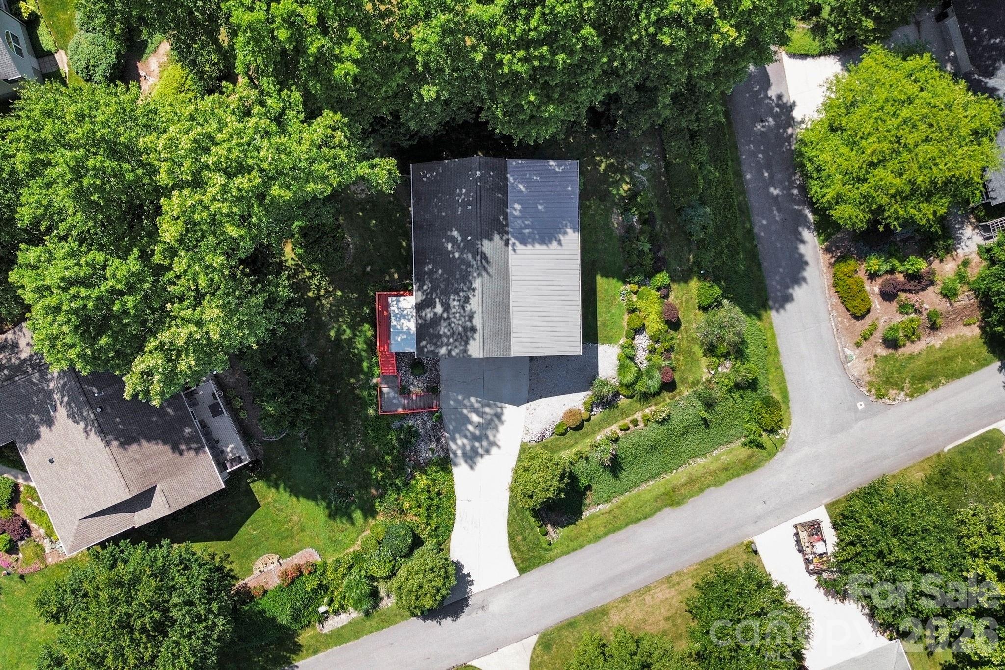 81 Chestnut Lane — Hendersonville