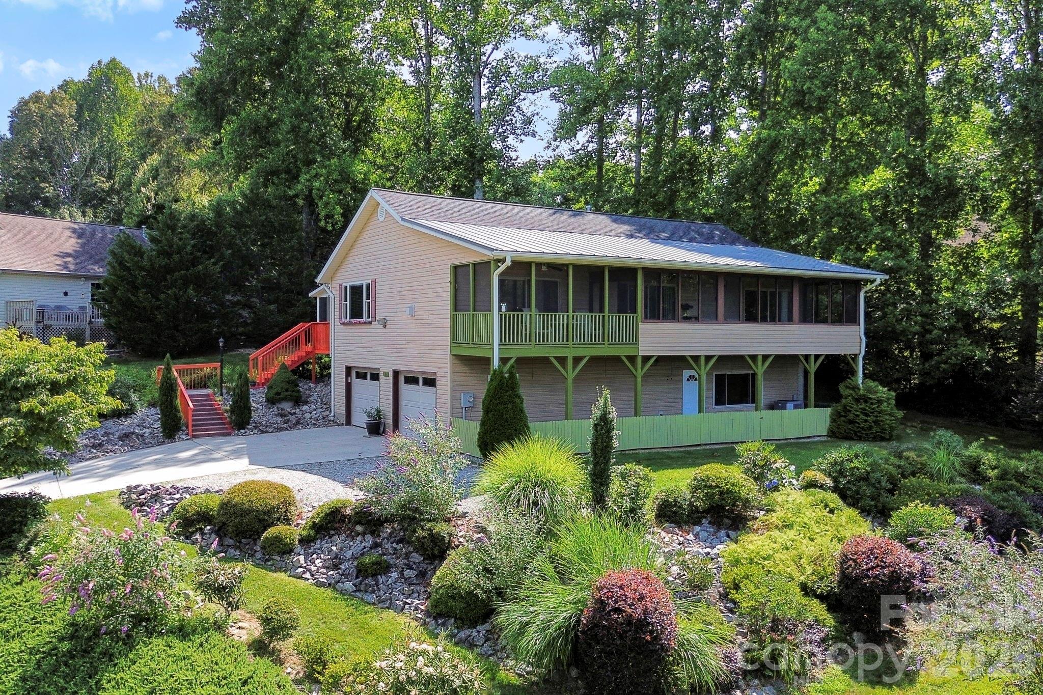 81 Chestnut Lane — Hendersonville