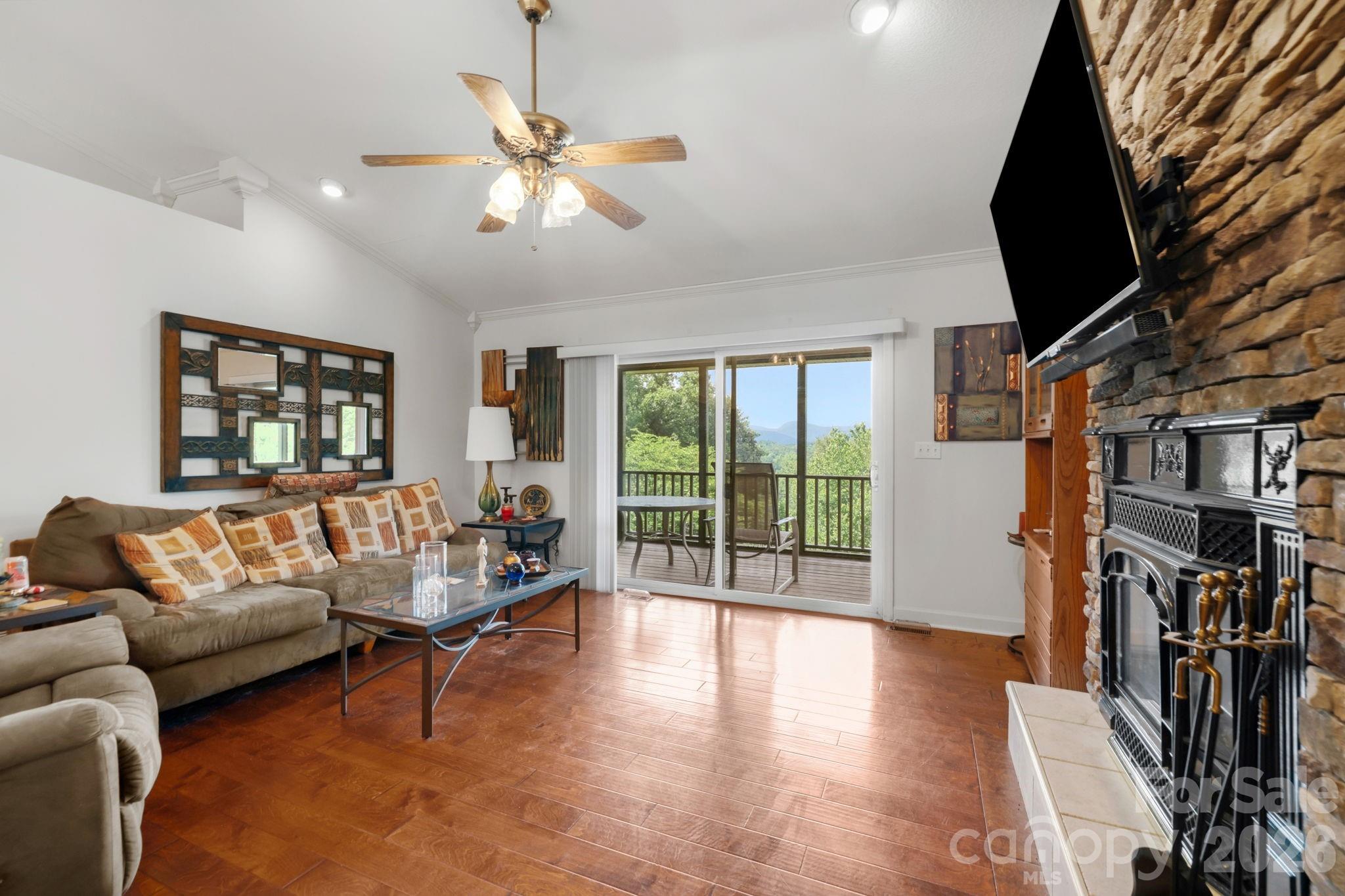81 Chestnut Lane — Hendersonville