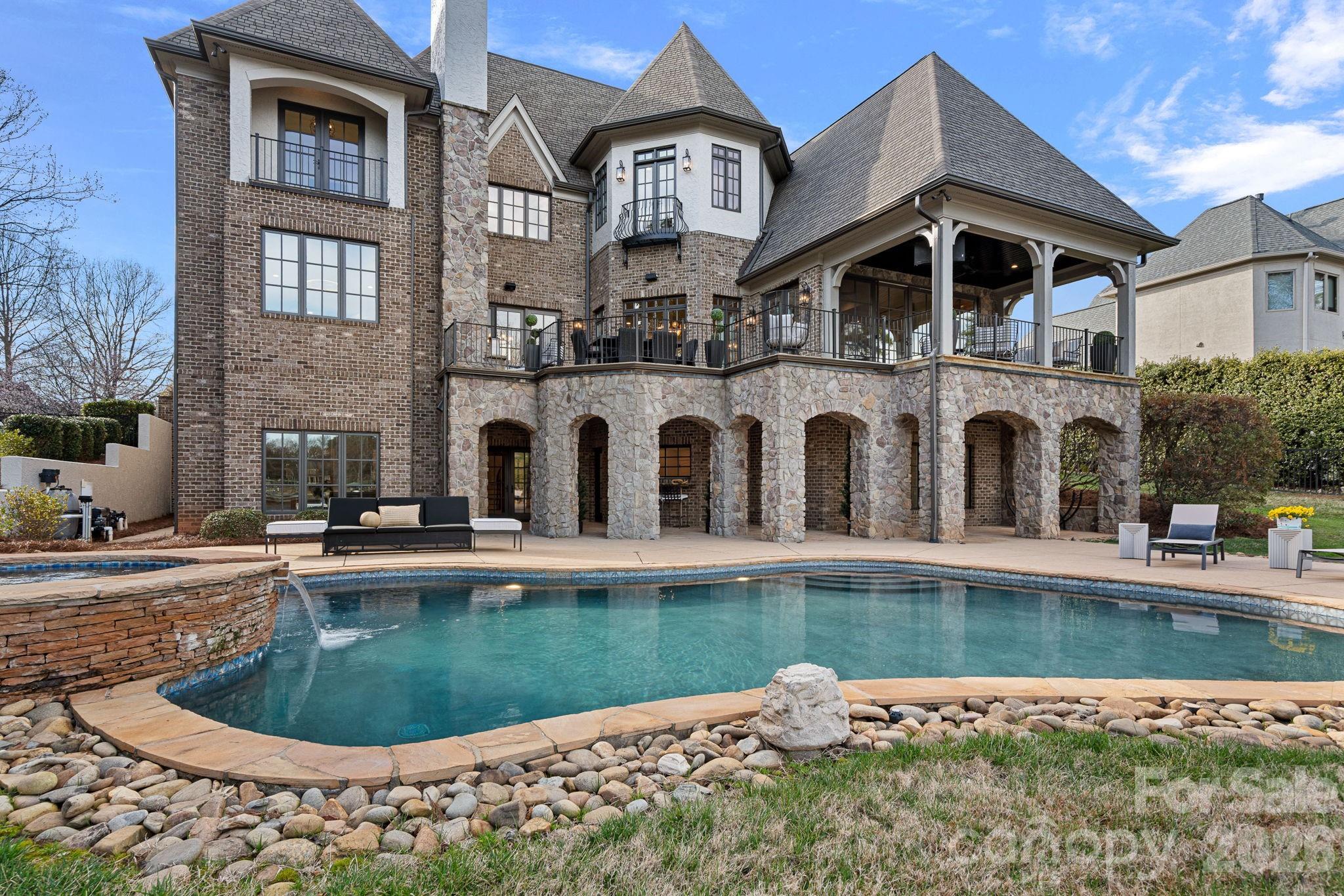101 S Longfellow Lane — Mooresville