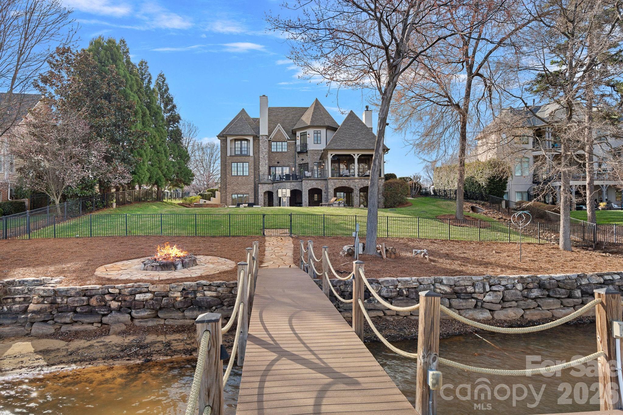 101 S Longfellow Lane — Mooresville