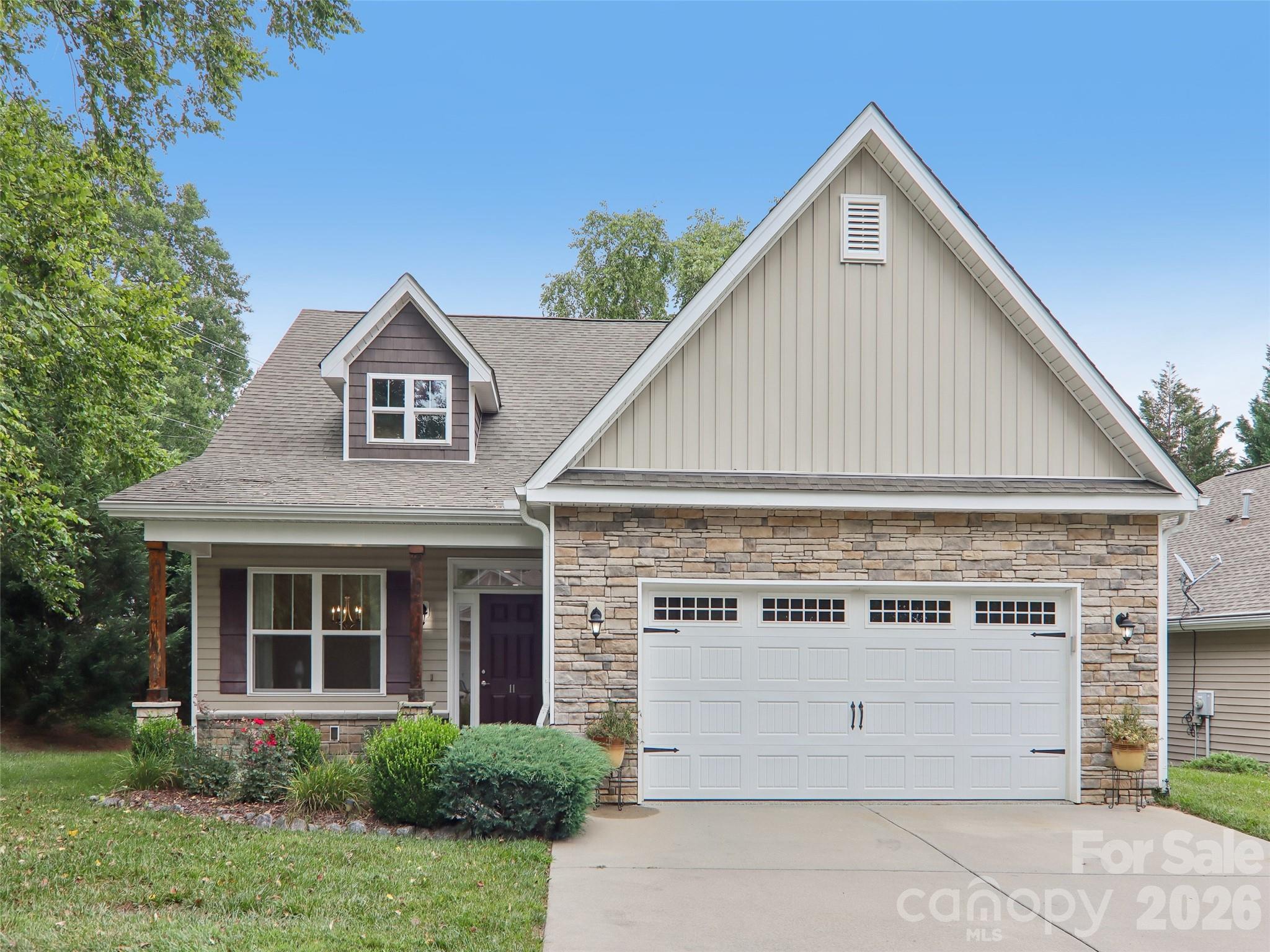 11 Eagle Pointe Way — Flat Rock