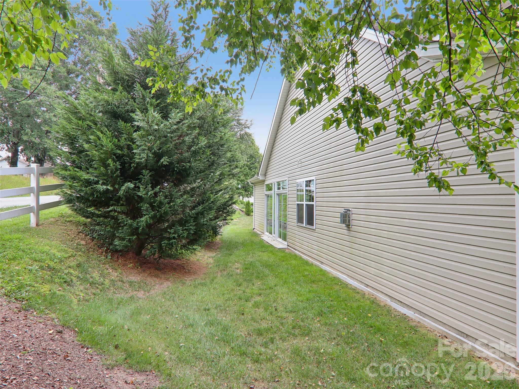 11 Eagle Pointe Way — Flat Rock