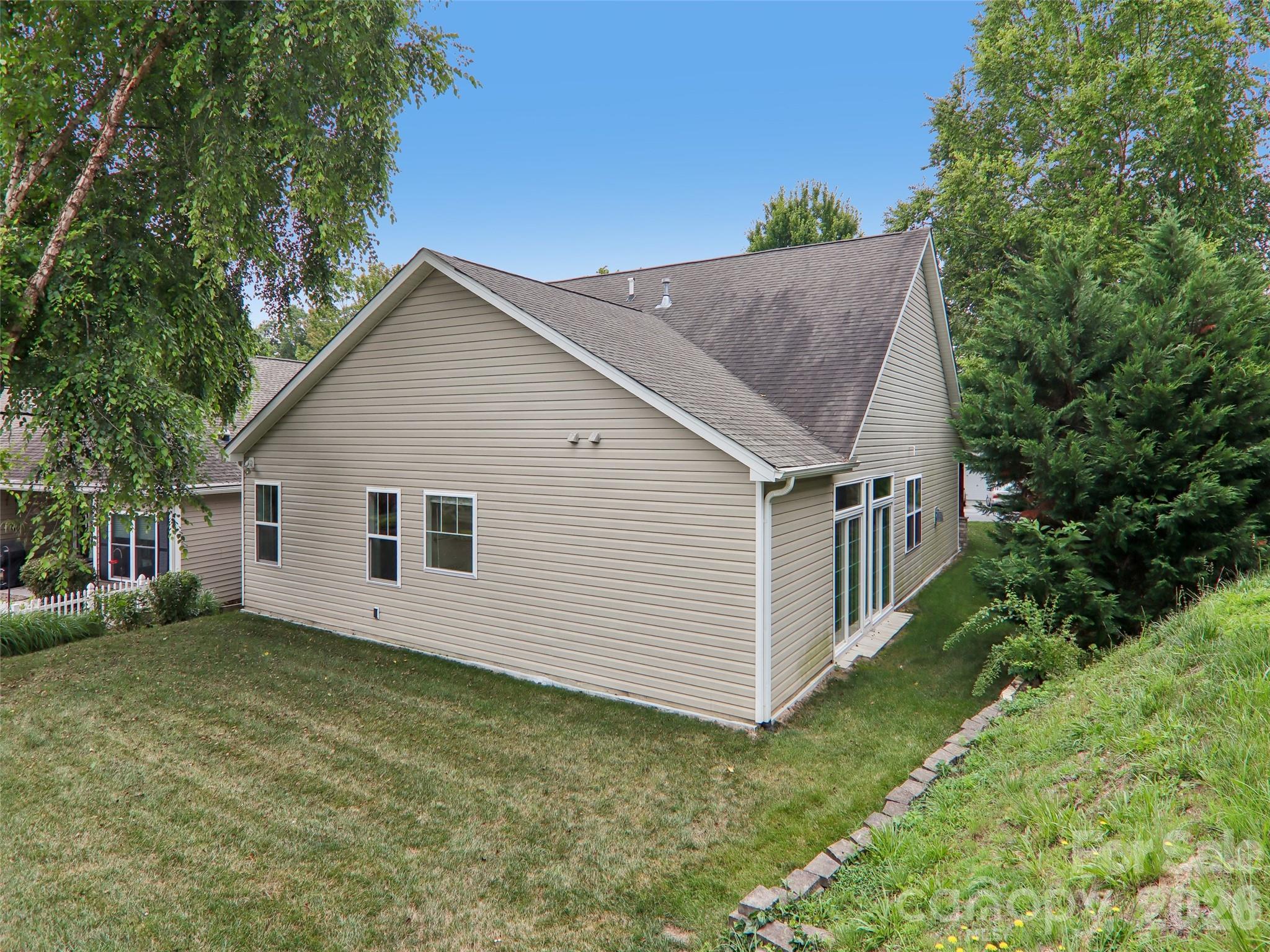 11 Eagle Pointe Way — Flat Rock