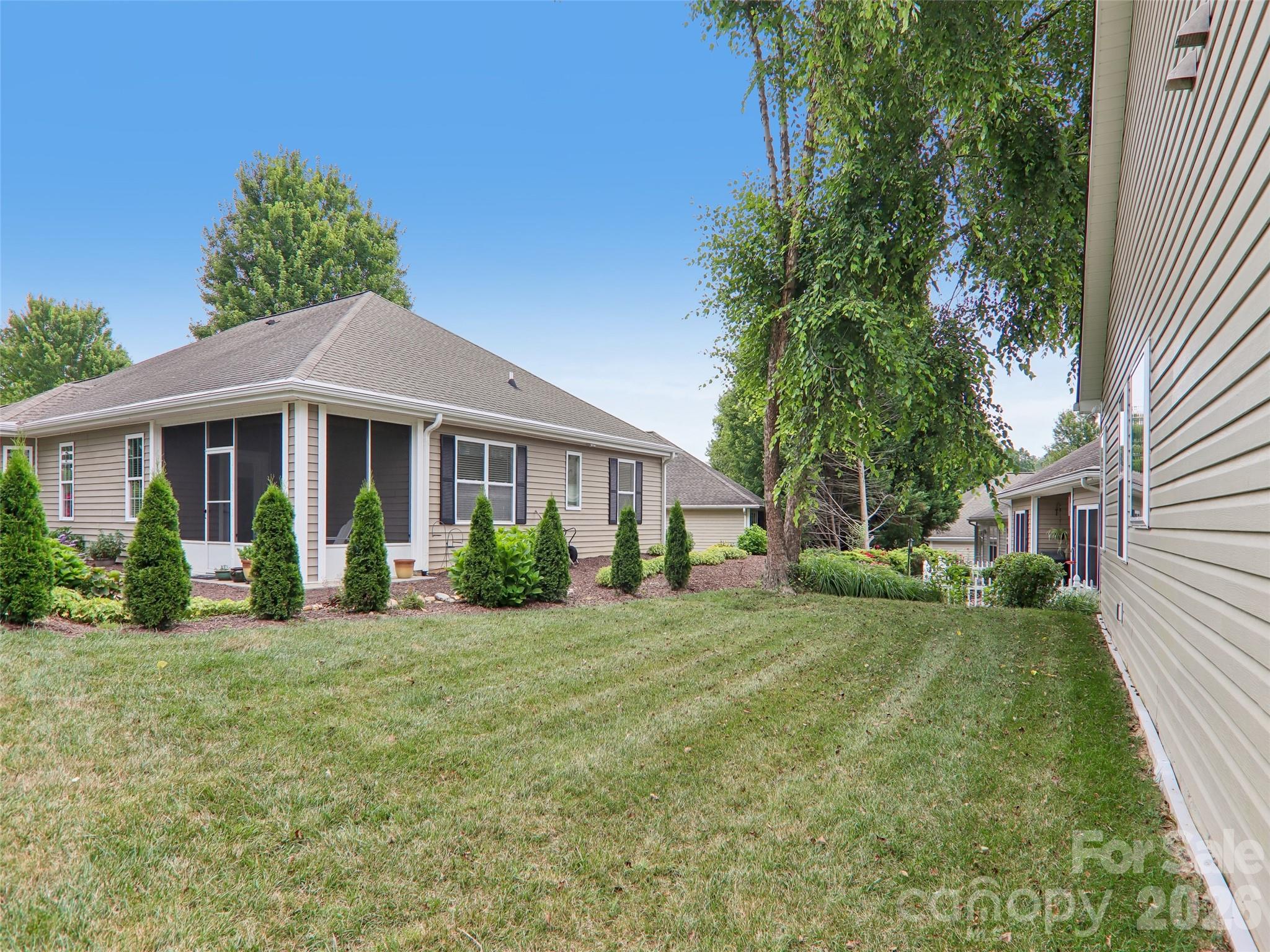 11 Eagle Pointe Way — Flat Rock