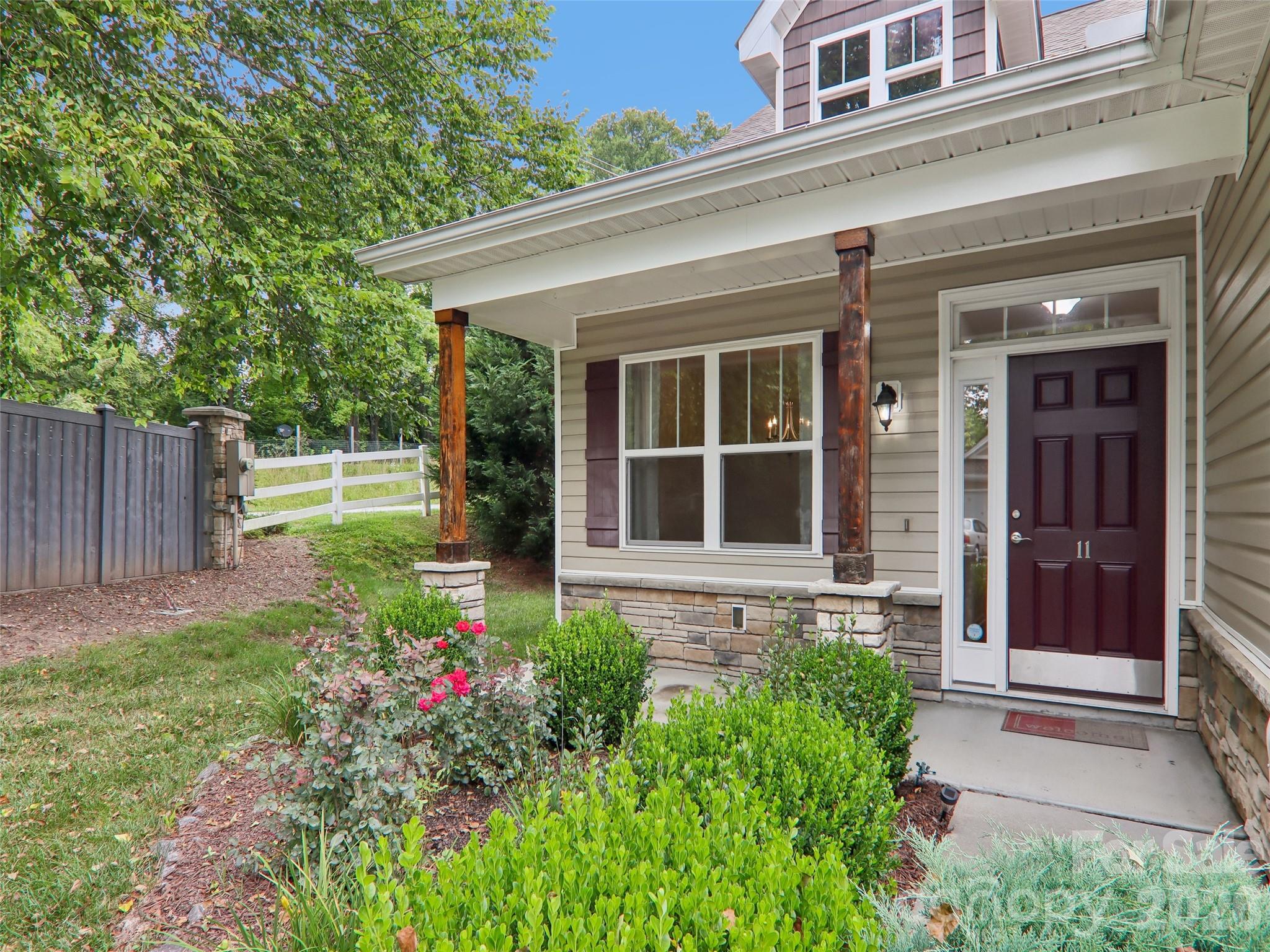 11 Eagle Pointe Way — Flat Rock