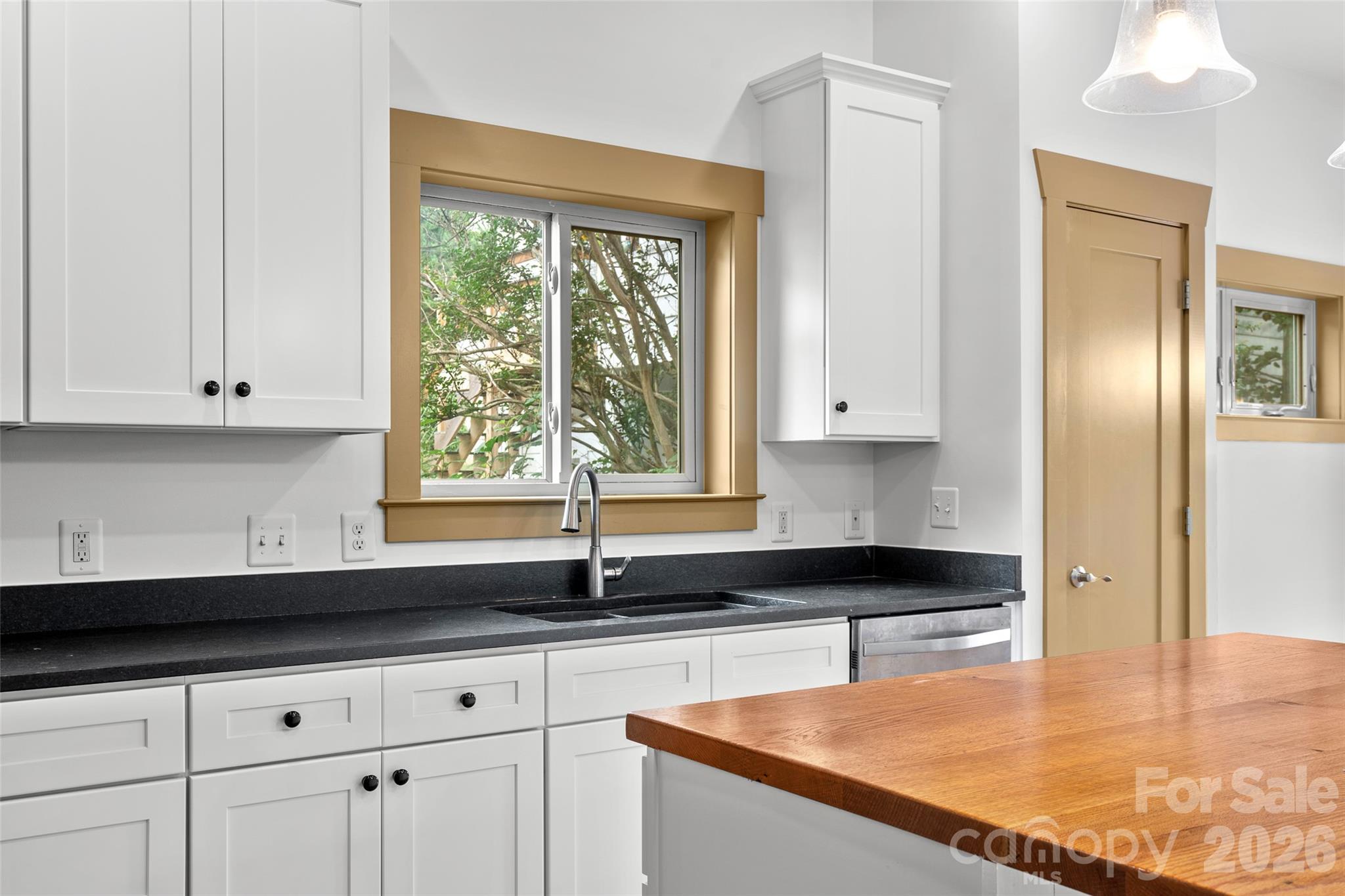 337 Sand Hill Road — Asheville
