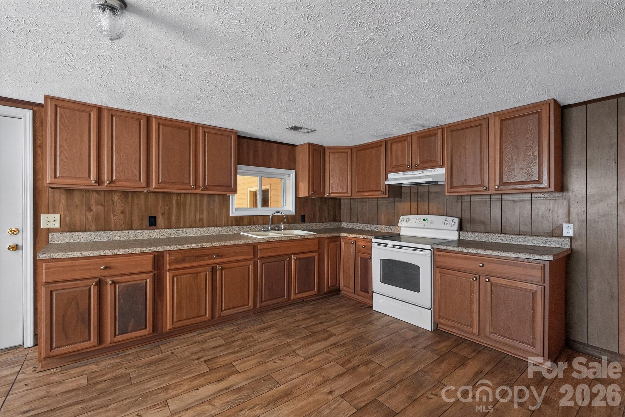 4494 Market Street — Loris