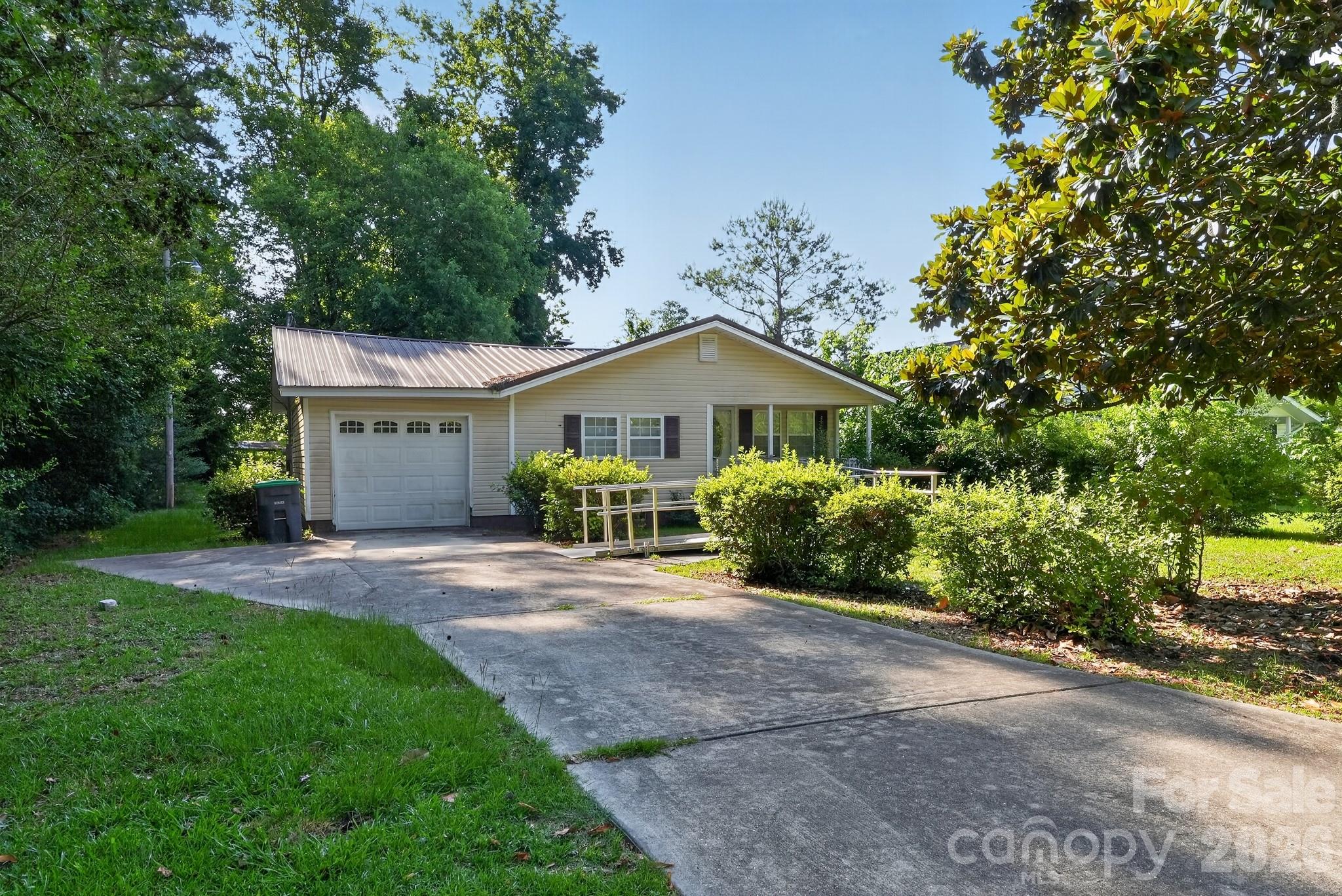 4494 Market Street — Loris