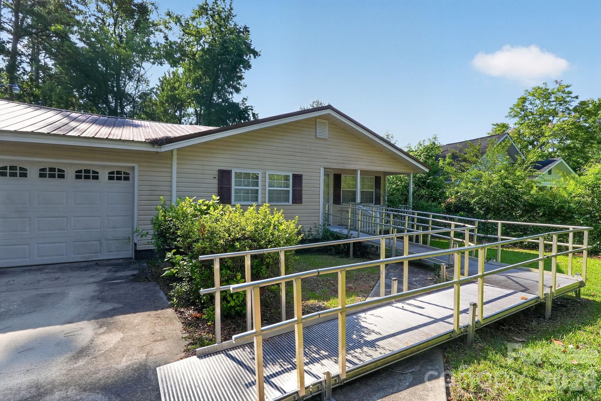 4494 Market Street — Loris