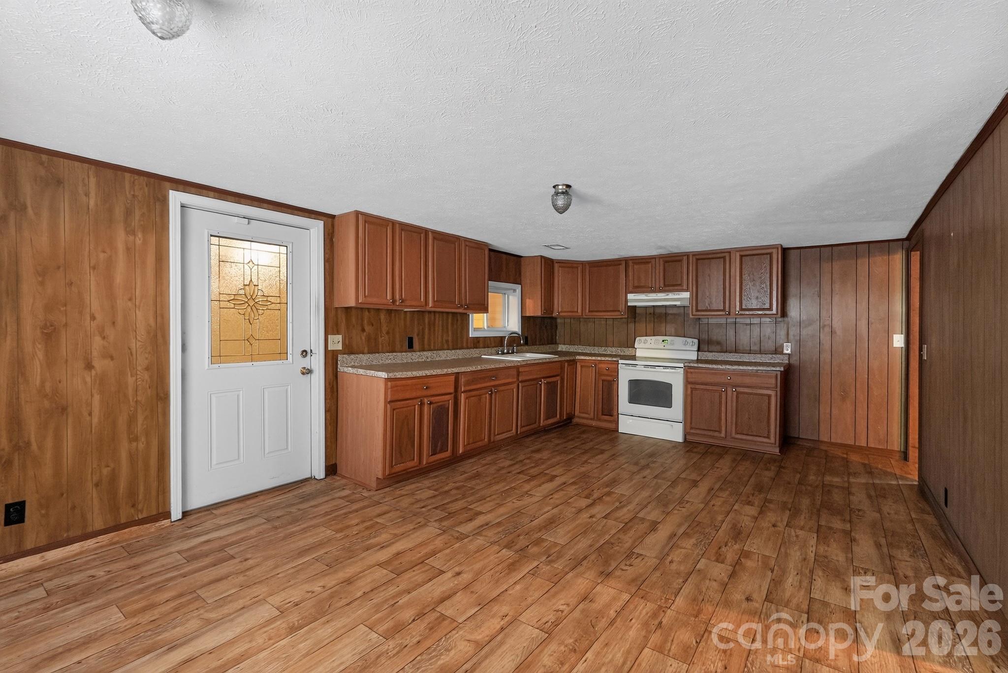 4494 Market Street — Loris