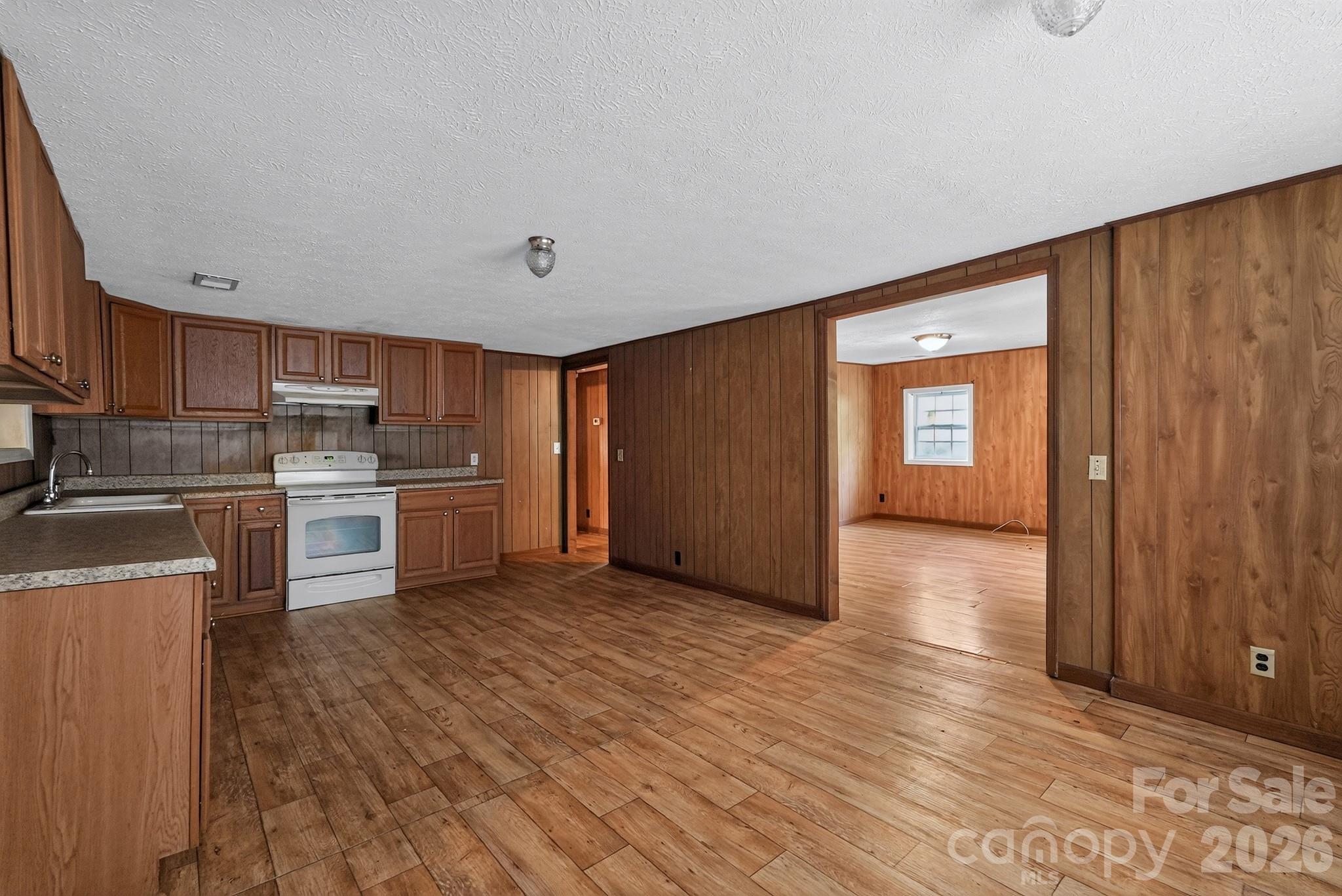 4494 Market Street — Loris