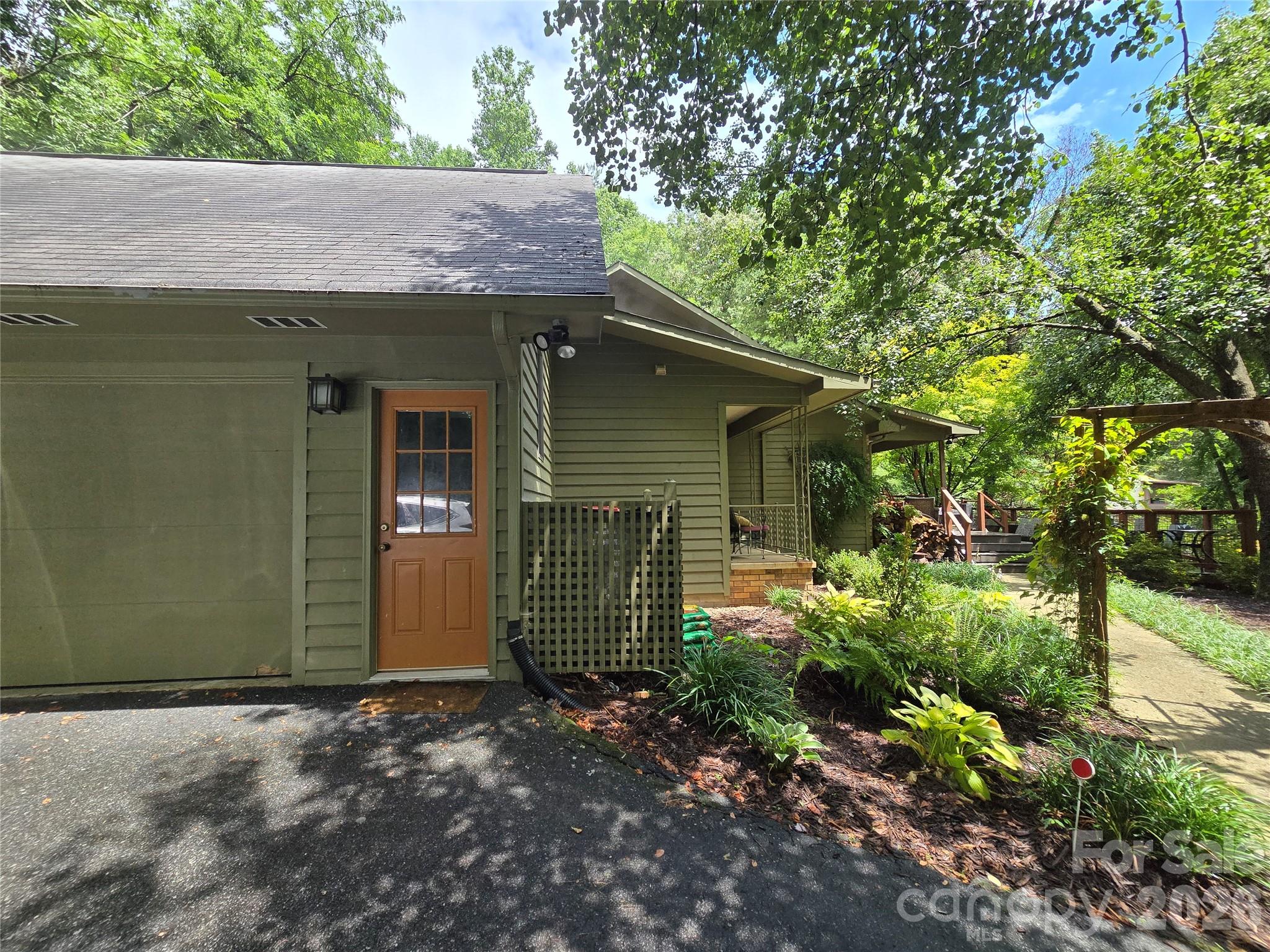 18 Rollingwood Road — Asheville
