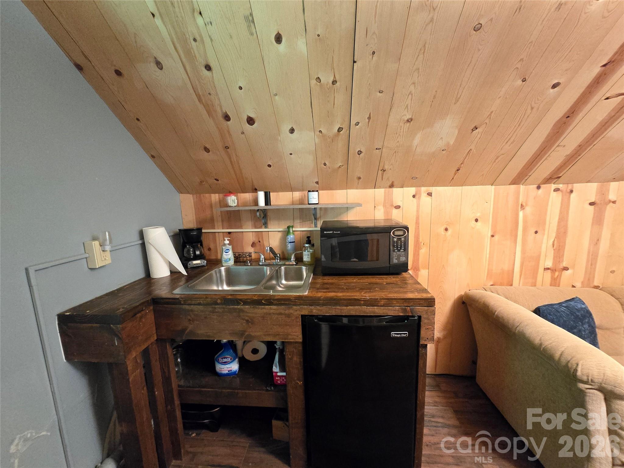 18 Rollingwood Road — Asheville