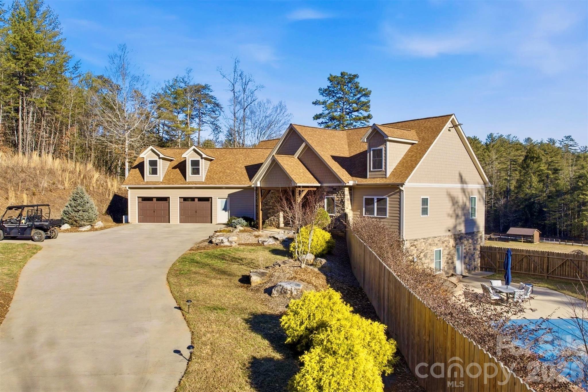 1510 Royal Lane — Lenoir